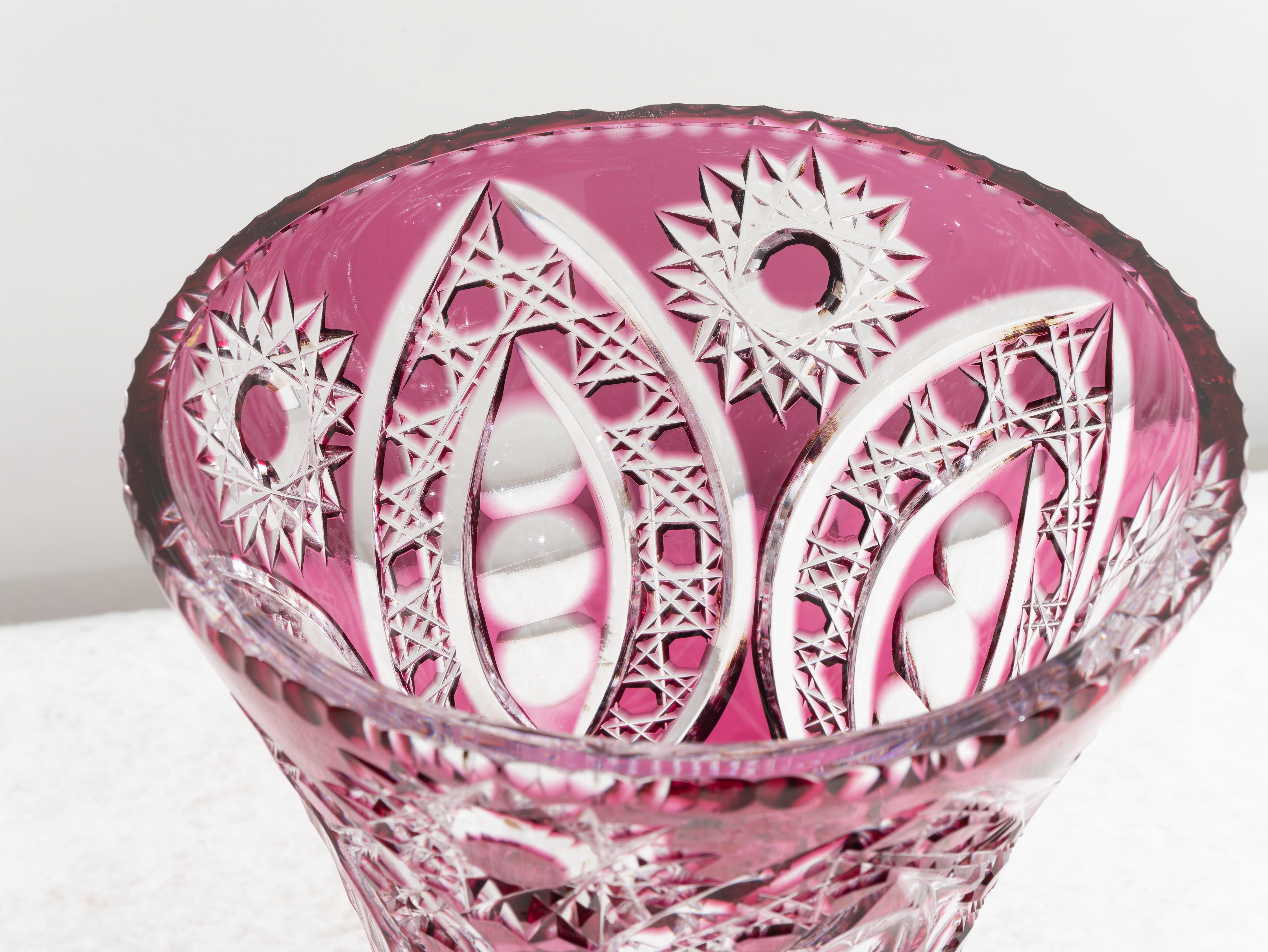 Gran jarrón bohemio de cristal fucsia, años 40 Czech en venta
