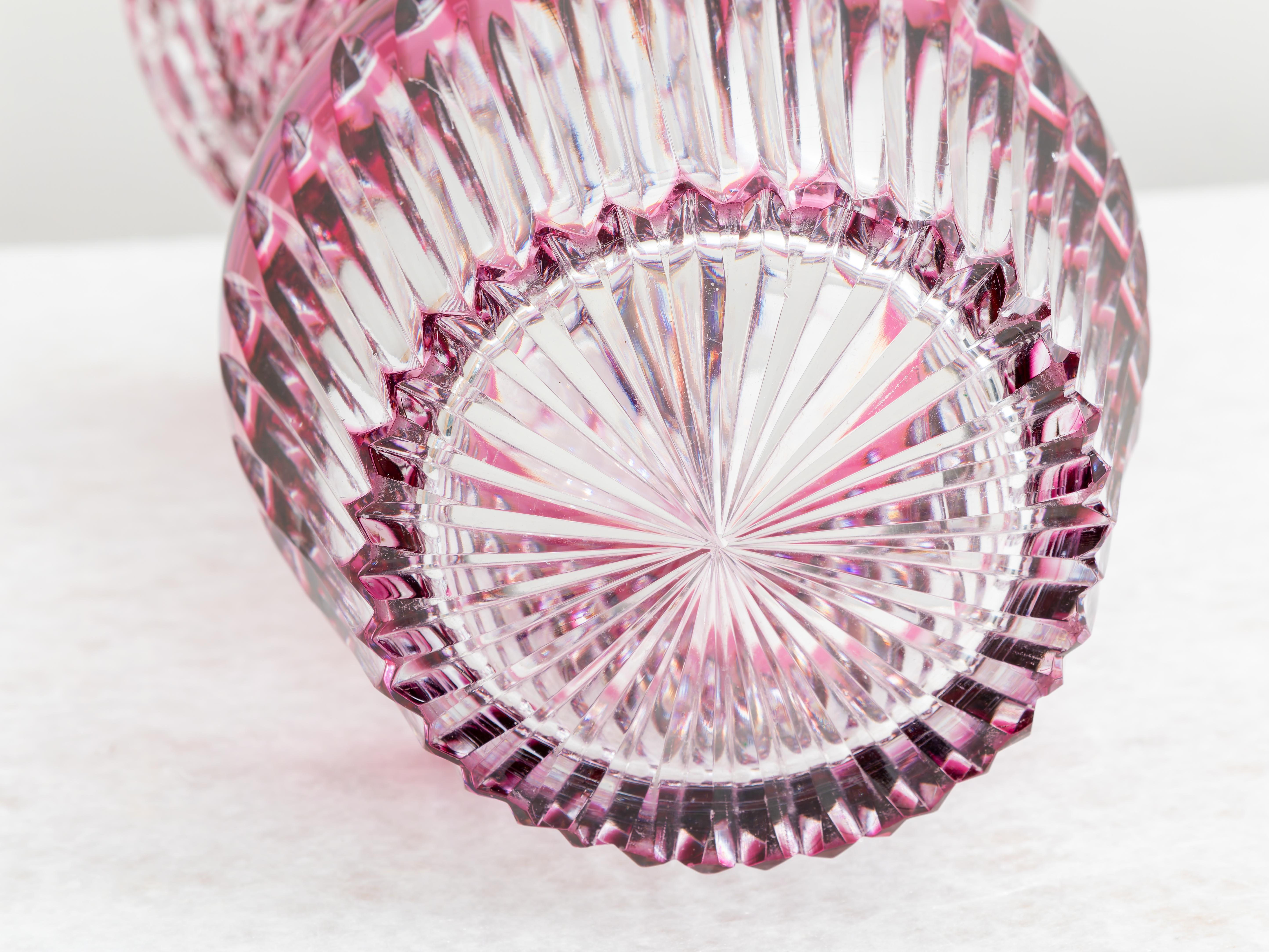 Gran jarrón bohemio de cristal fucsia, años 40 en venta 1