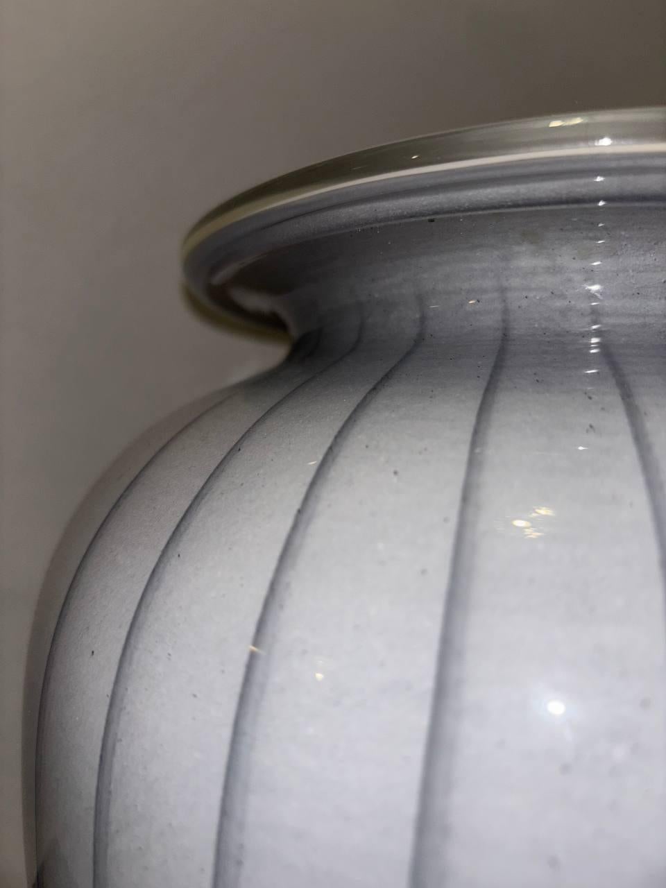 Murano glass vase with stamp at base. 
Da vinci, elegant design
The vase presented is distinguished by its refined and minimalist design. The shape is rounded and pot-bellied, with a slightly narrower mouth than the body, giving it a classic,