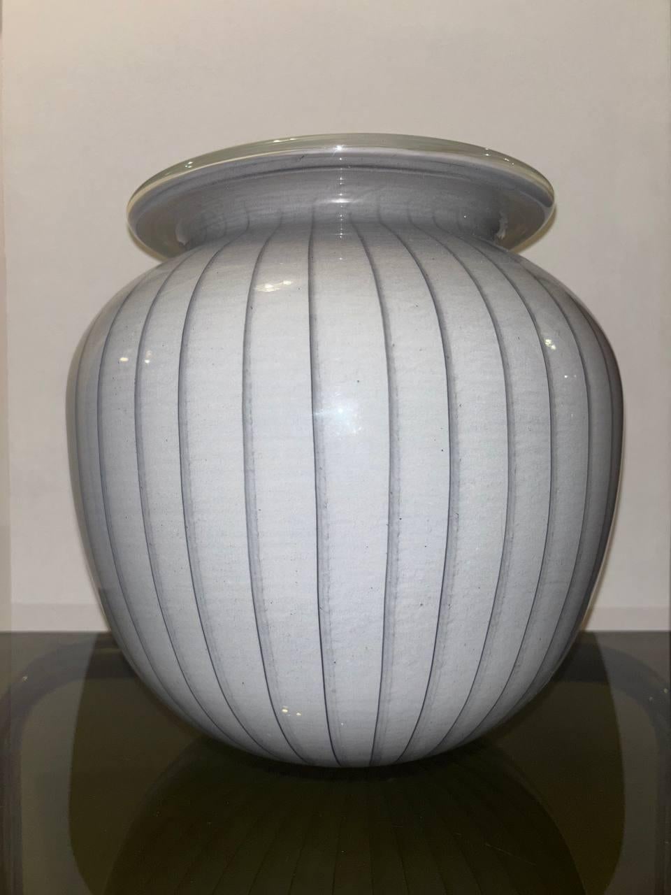 Hand-Crafted Large Da Vinci vase with wide cup stamp in Murano glass 1960s. For Sale