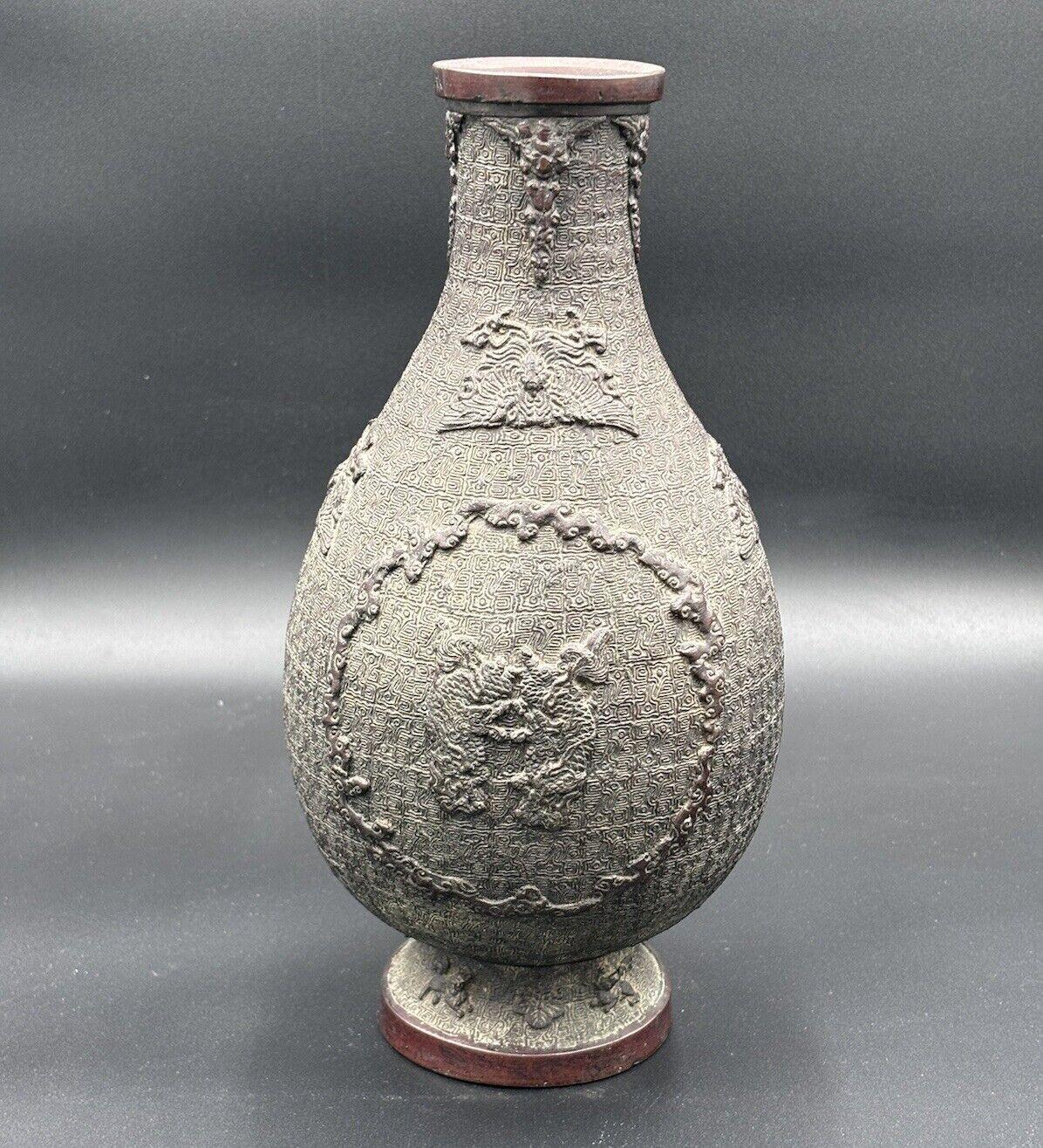 Large Vase In embossed Bronze with geometric decoration of Archaic inspiration , China, Ming Dynasty 15th Century.

In very good conservative condition, patina due to age .

Height 30 cm

Diameter 15 cm