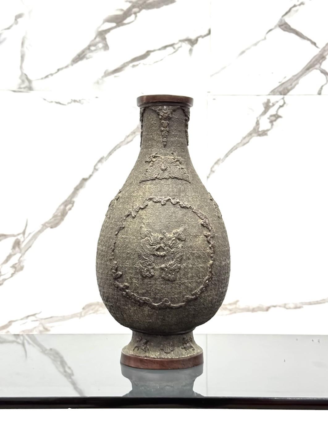 Grande Vaso In Bronzo sbalzato con decoro geometrico di ispirazione Arcaica , Cina, Dinastia Ming XV Secolo.

In ottime condizioni conservative, patina dovuta all’età .

Altezza 30 cm

Diametro 15 cm

Spedizione inclusa nel prezzo in tutta