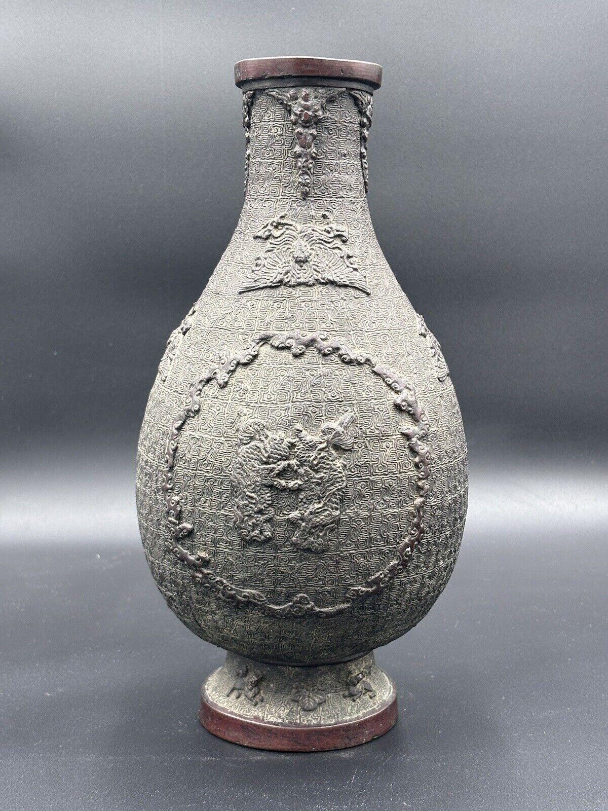 Large Bronze Ming Dynasty Ming Dynasty Vase Geometrically Decorated Archaic 15th Century In Good Condition For Sale In Taranto, IT