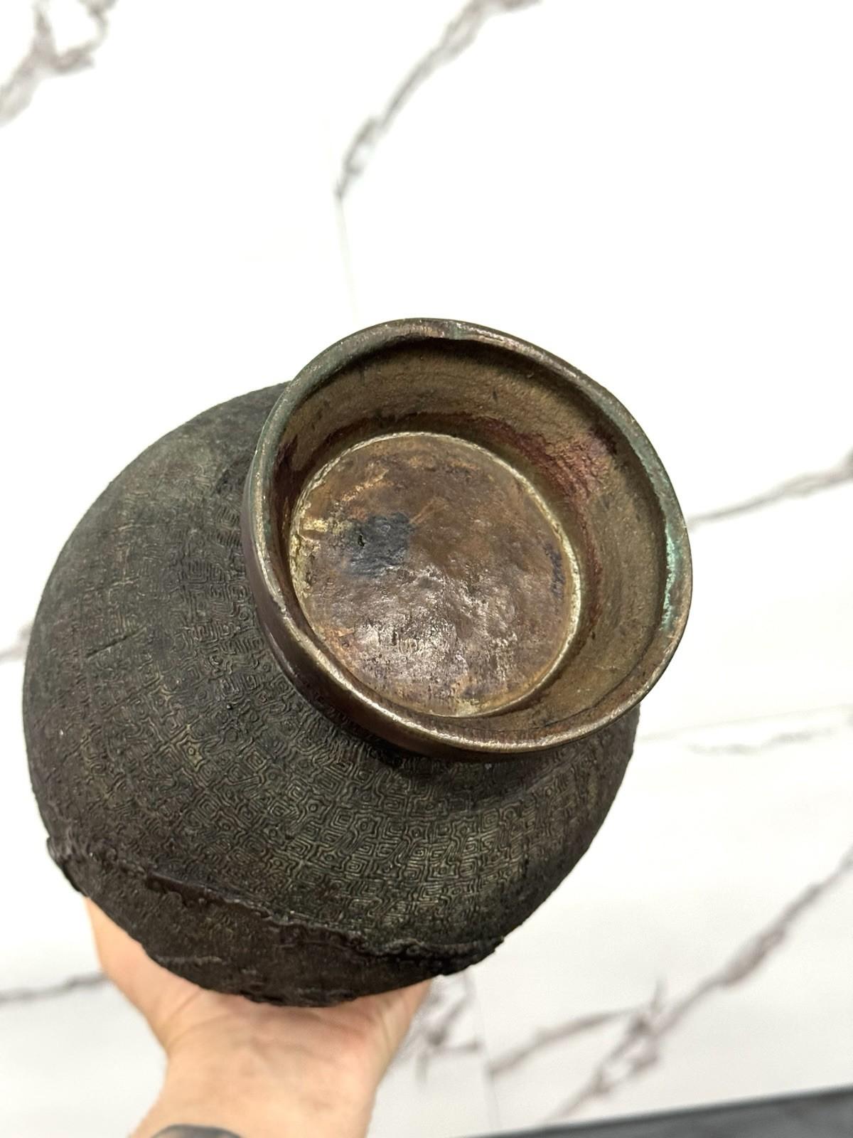 Grande Vaso In Bronzo Dinastia Ming Decoro Geometrico Arcaico XV Secolo en vente 2