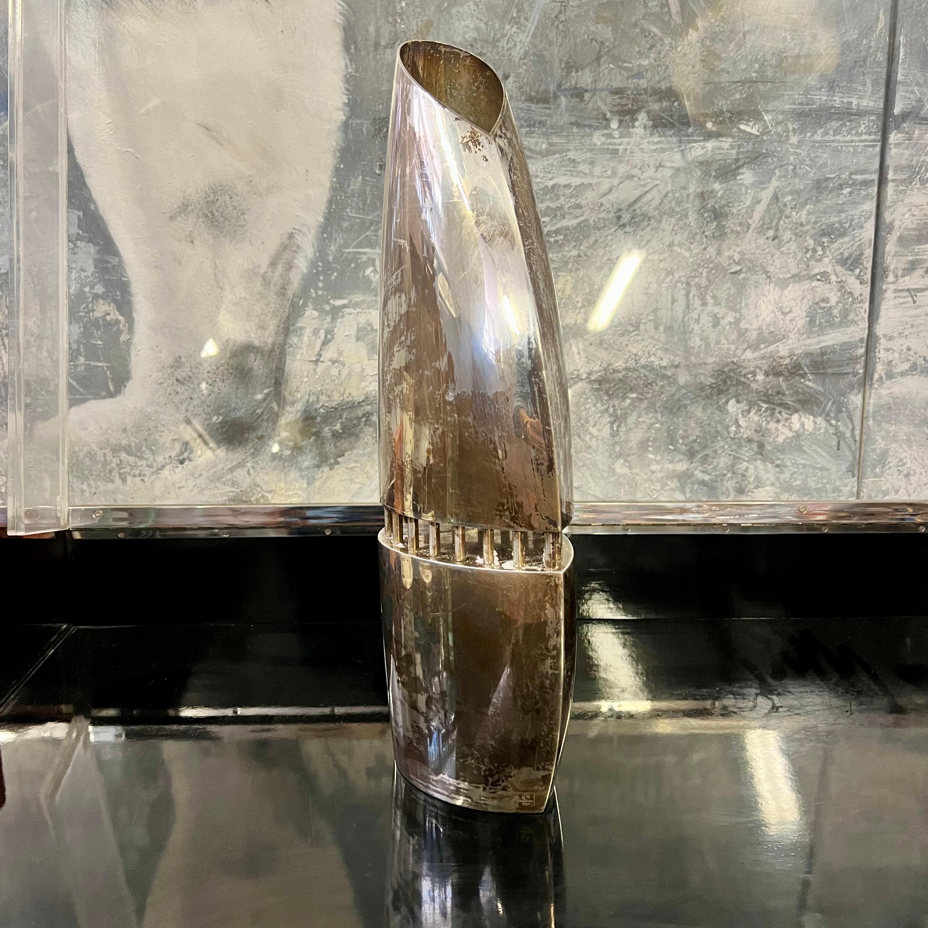 Rare vase en métal argenté à la forme caractéristique, modèle 