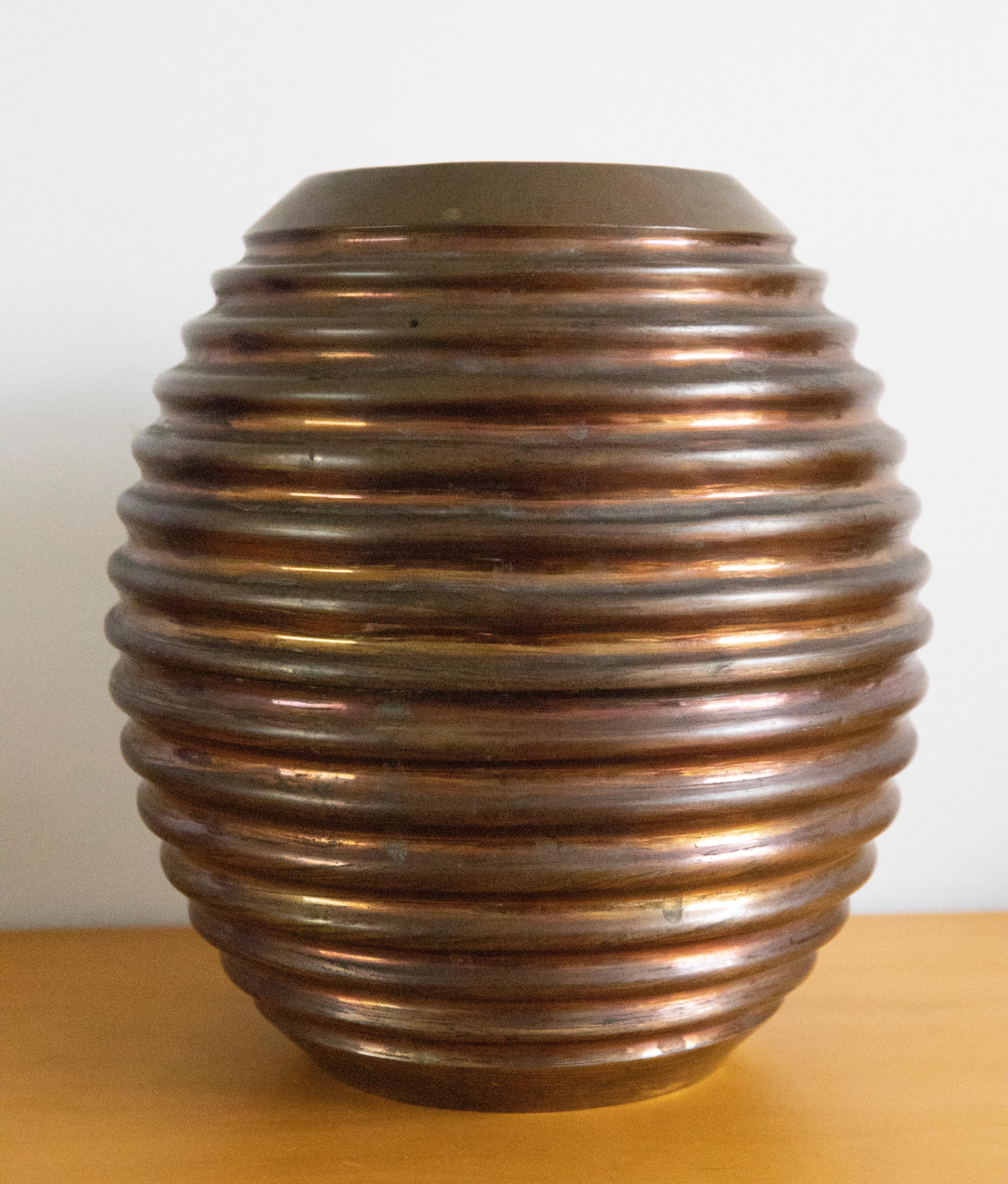 Large copper deco vase, Italian manufacture

Stunning Italian-made brass and copper lobed vase, created in the 1930s, with classic copper and brass deco stylings
