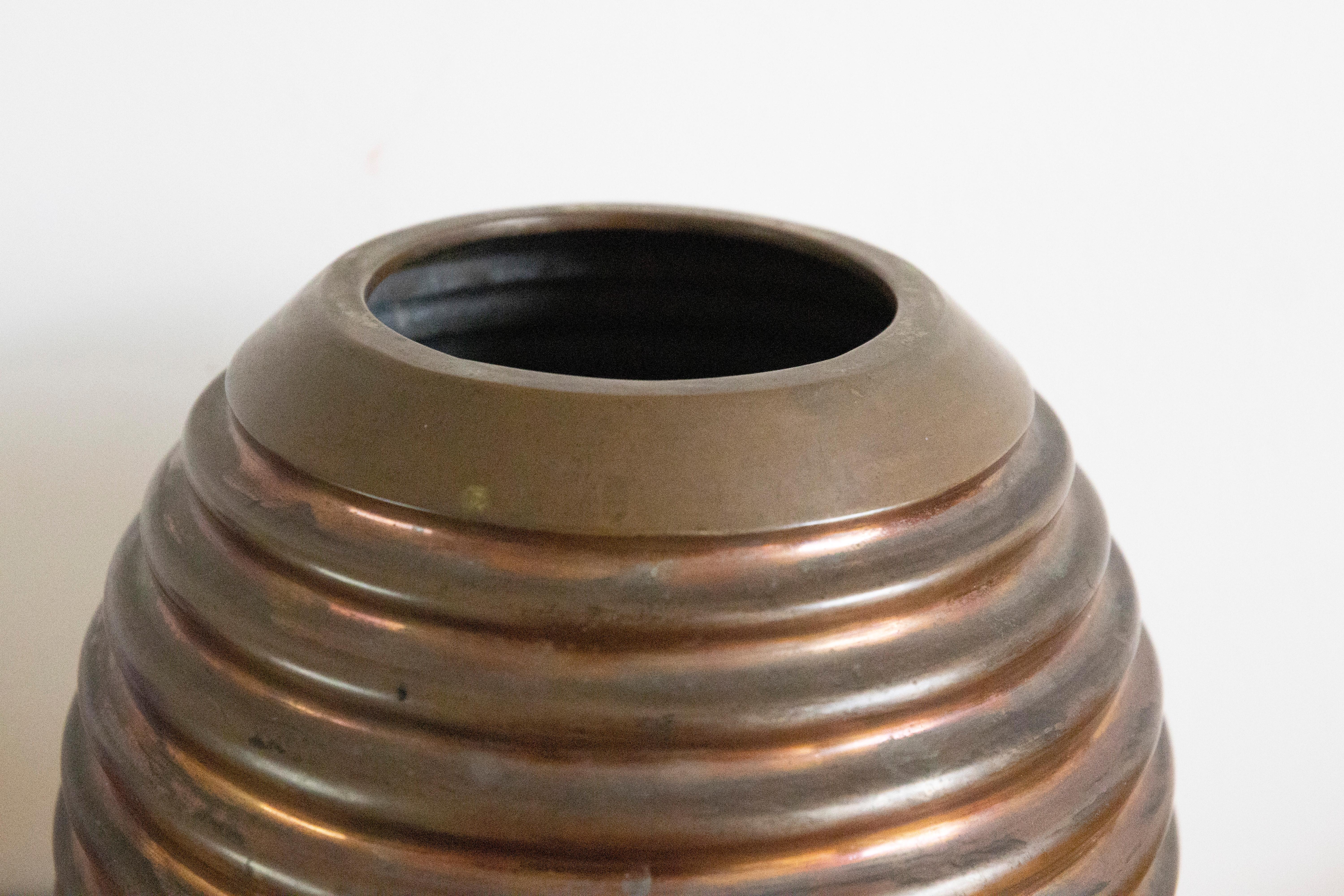 Large copper deco vase, Italian manufacture In Good Condition For Sale In Firenze, IT