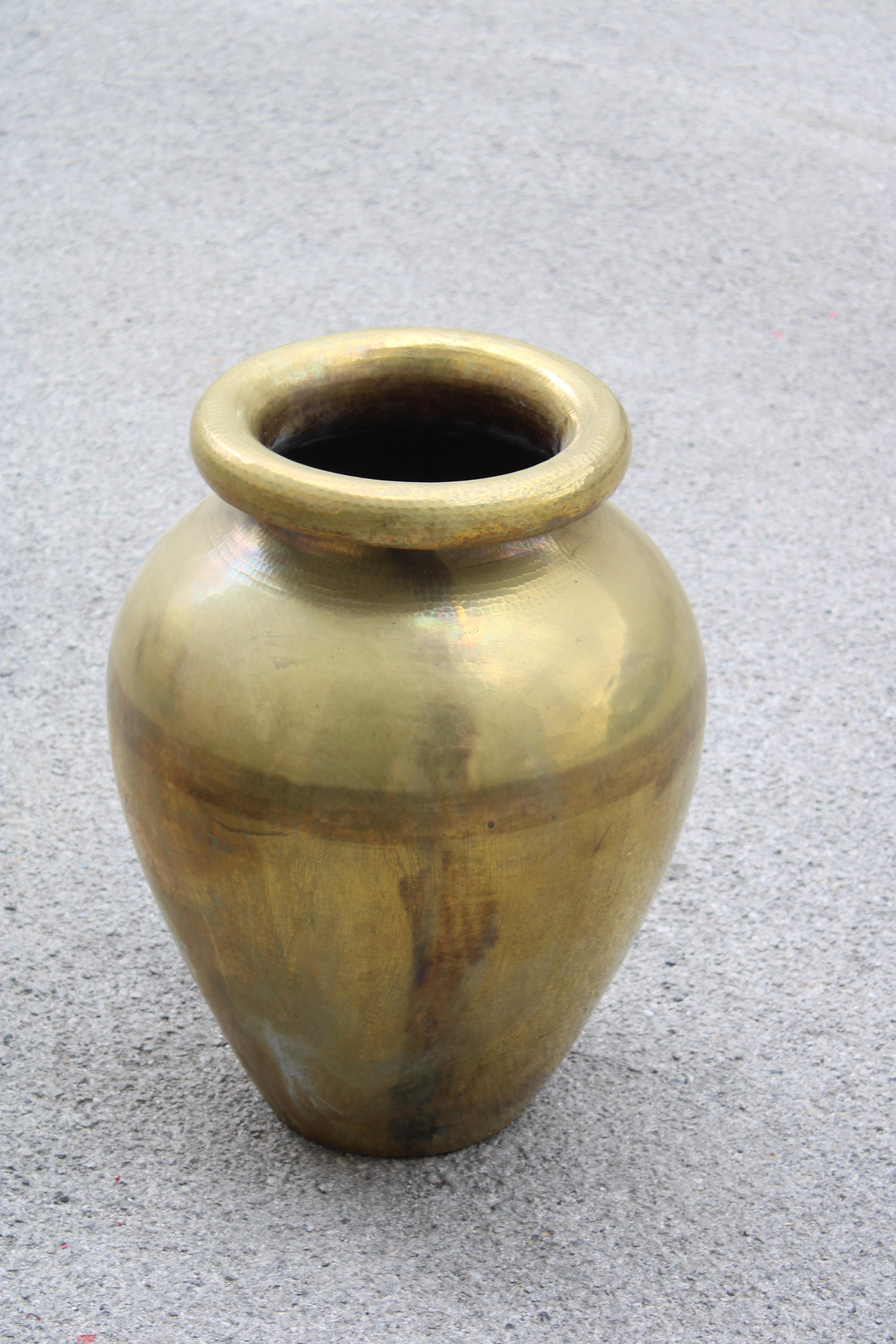 Grande vaso Anfora in Ottone martellato Italia 1970