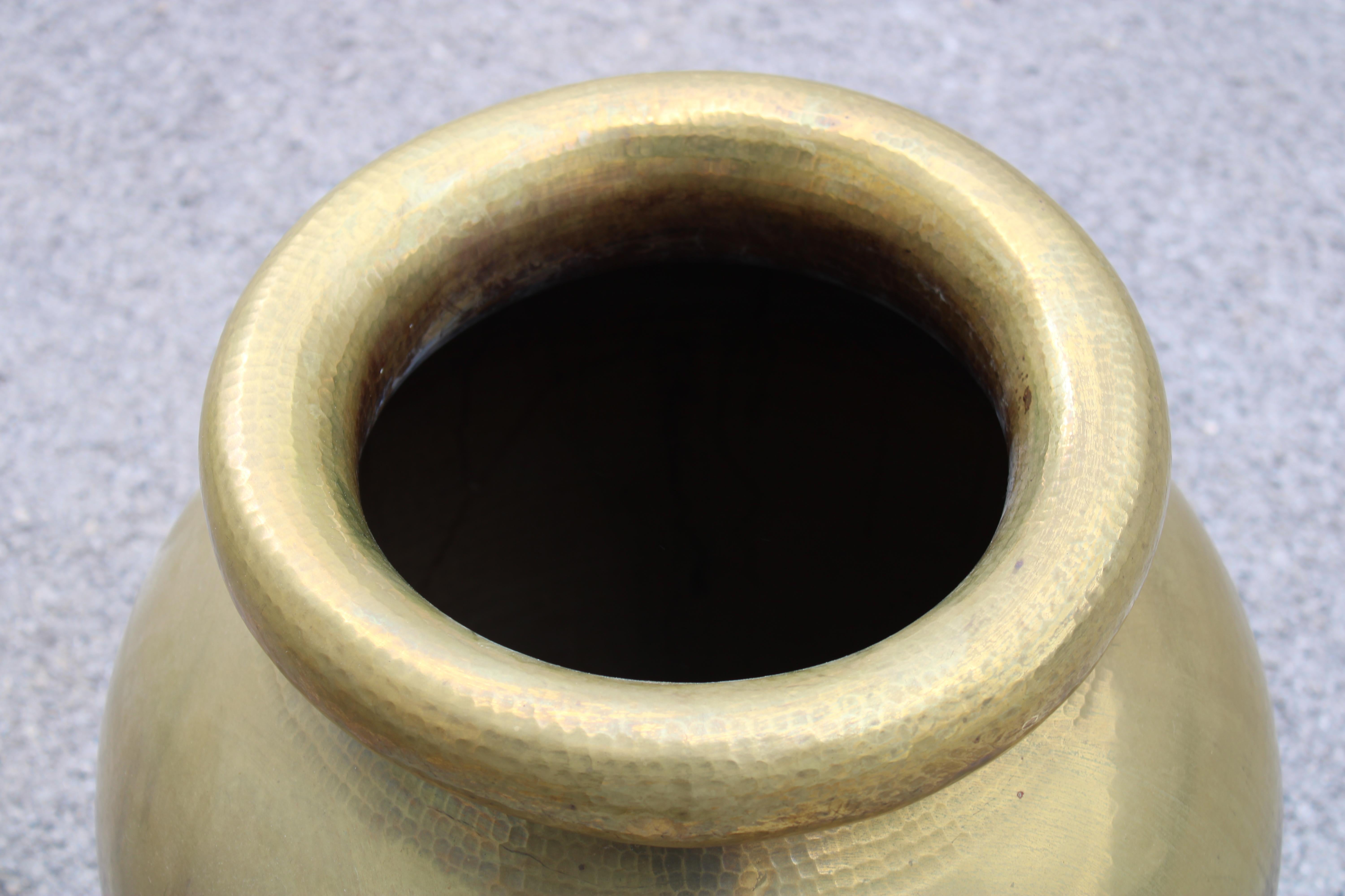 Mid-Century moderno Grande Vaso in Solido Ottone martellato a mano Italia 1970 in vendita