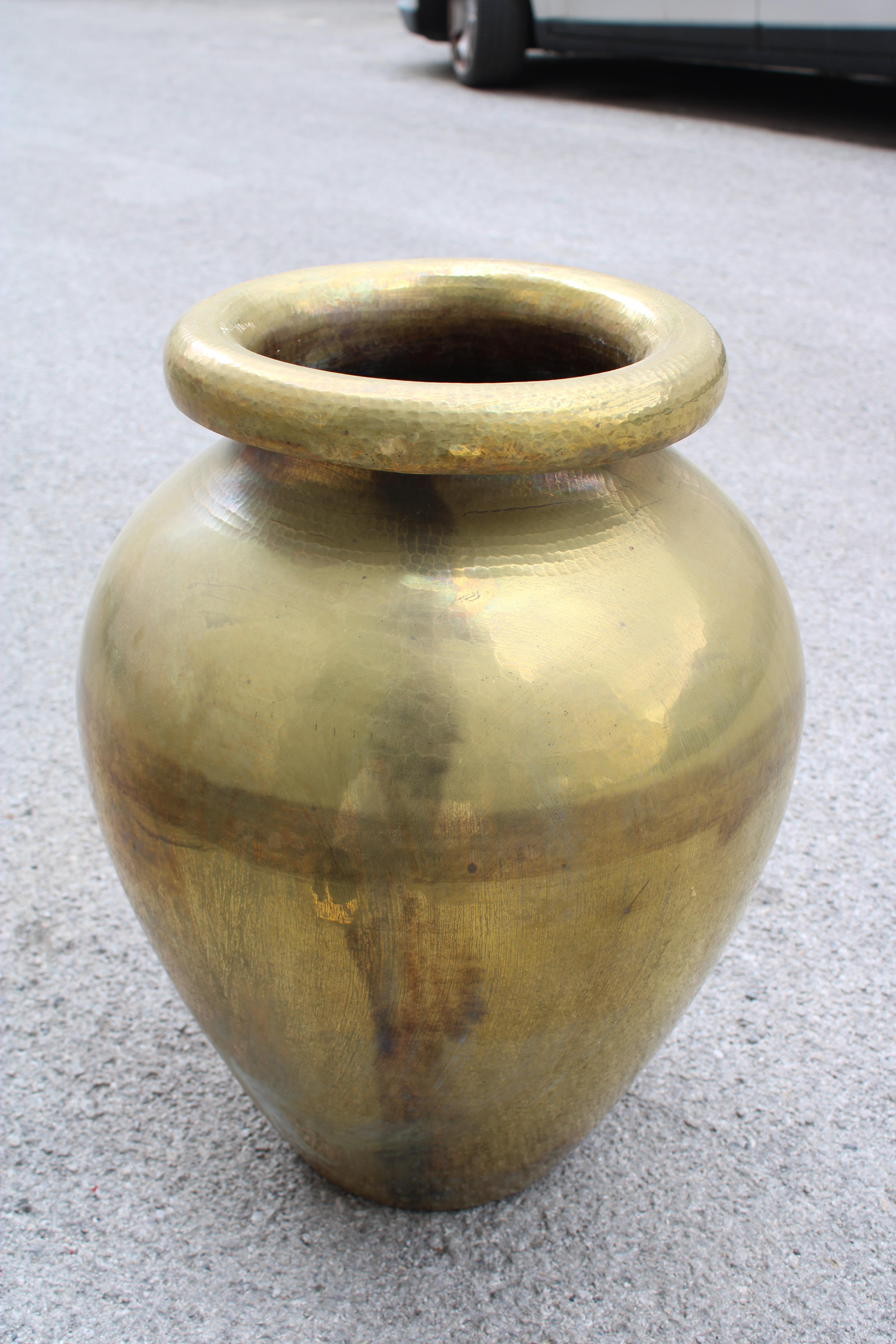 Italian Grande Vaso in Solido Ottone martellato a mano Italia 1970 in vendita