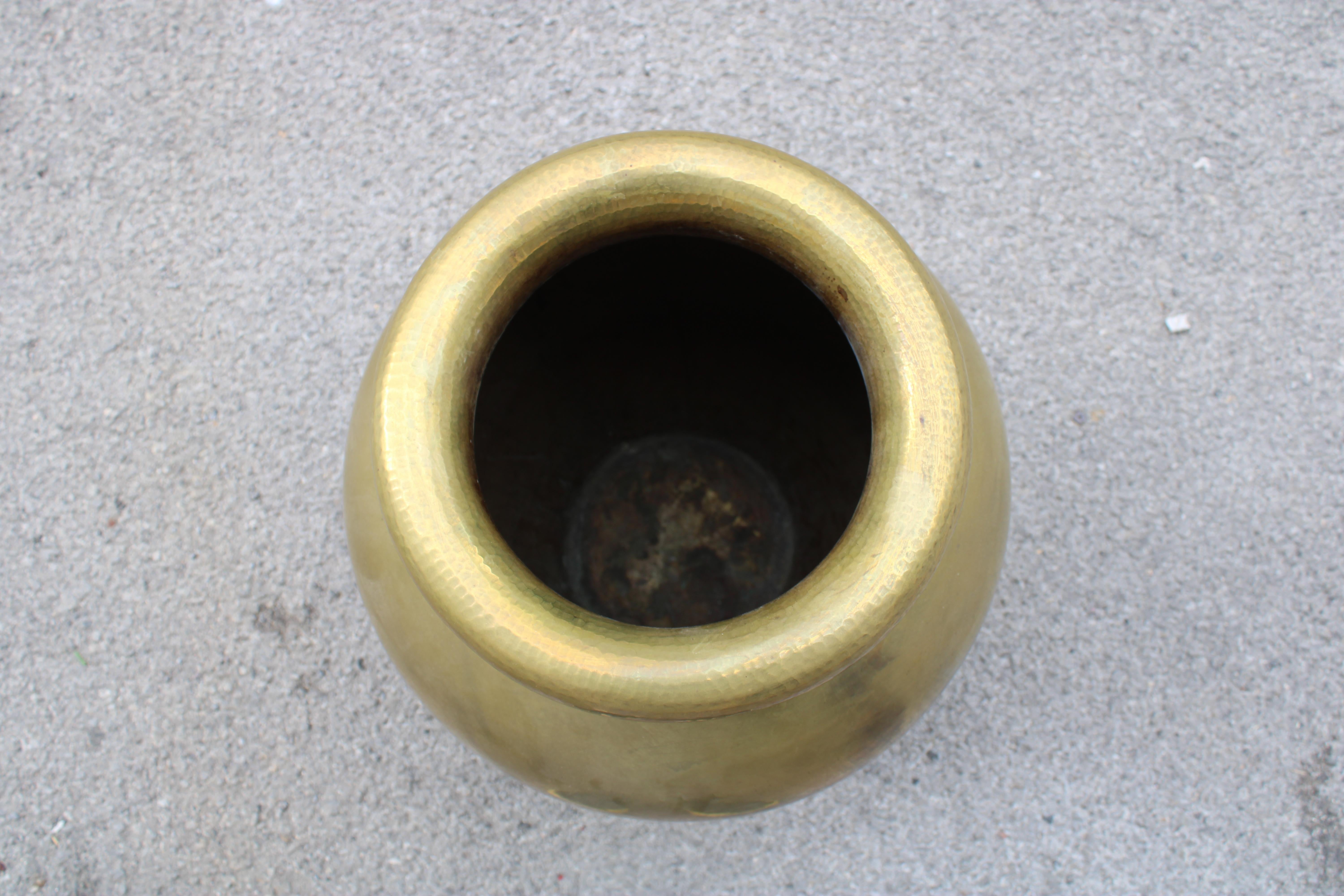 Grande Vaso in Solido Ottone martellato a mano Italia 1970 In condizioni buone in vendita a Palermo, Sicily