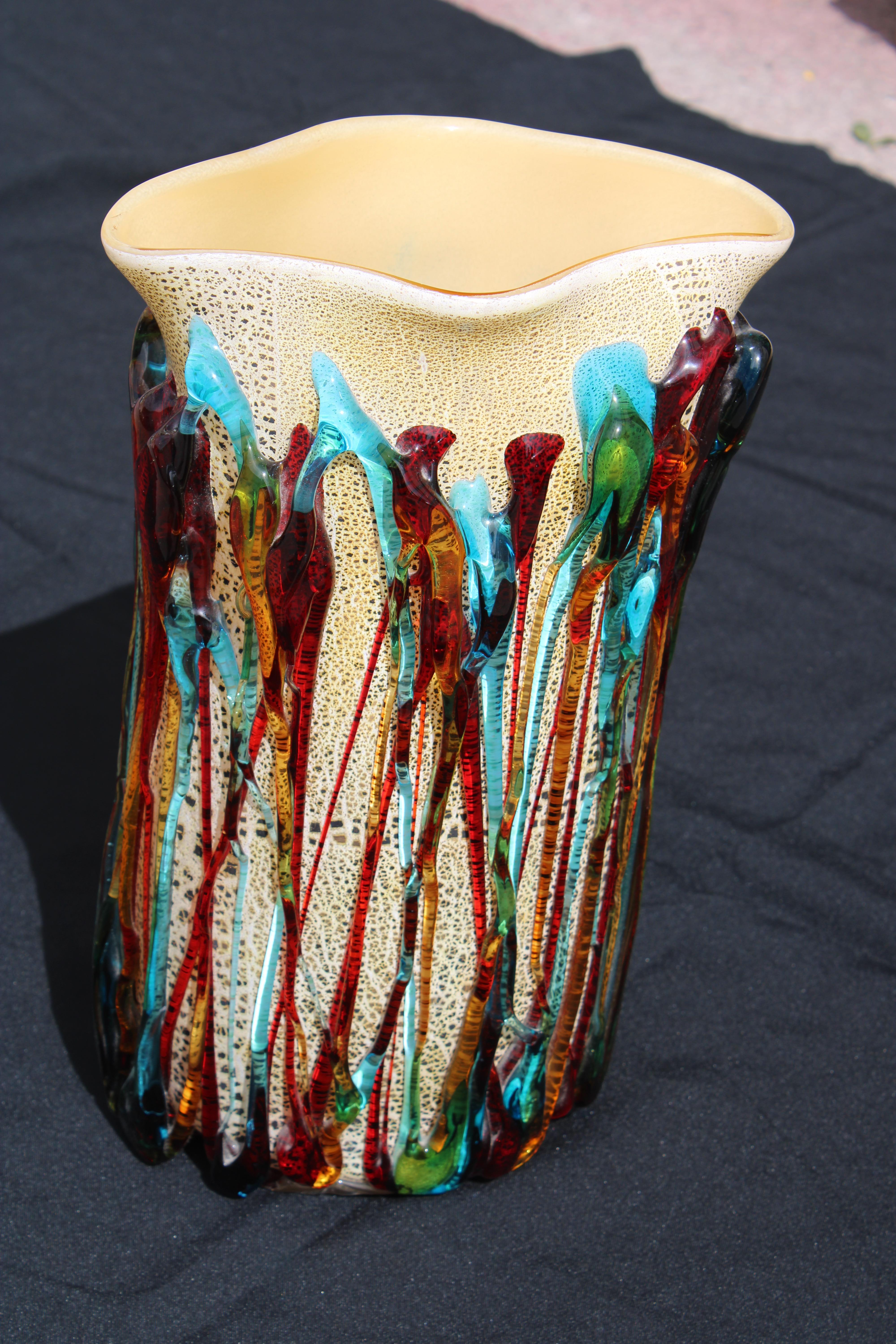 Große Vase aus farbigem Muranoglas, hergestellt von erfahrenen Glashandwerkern in Venedig