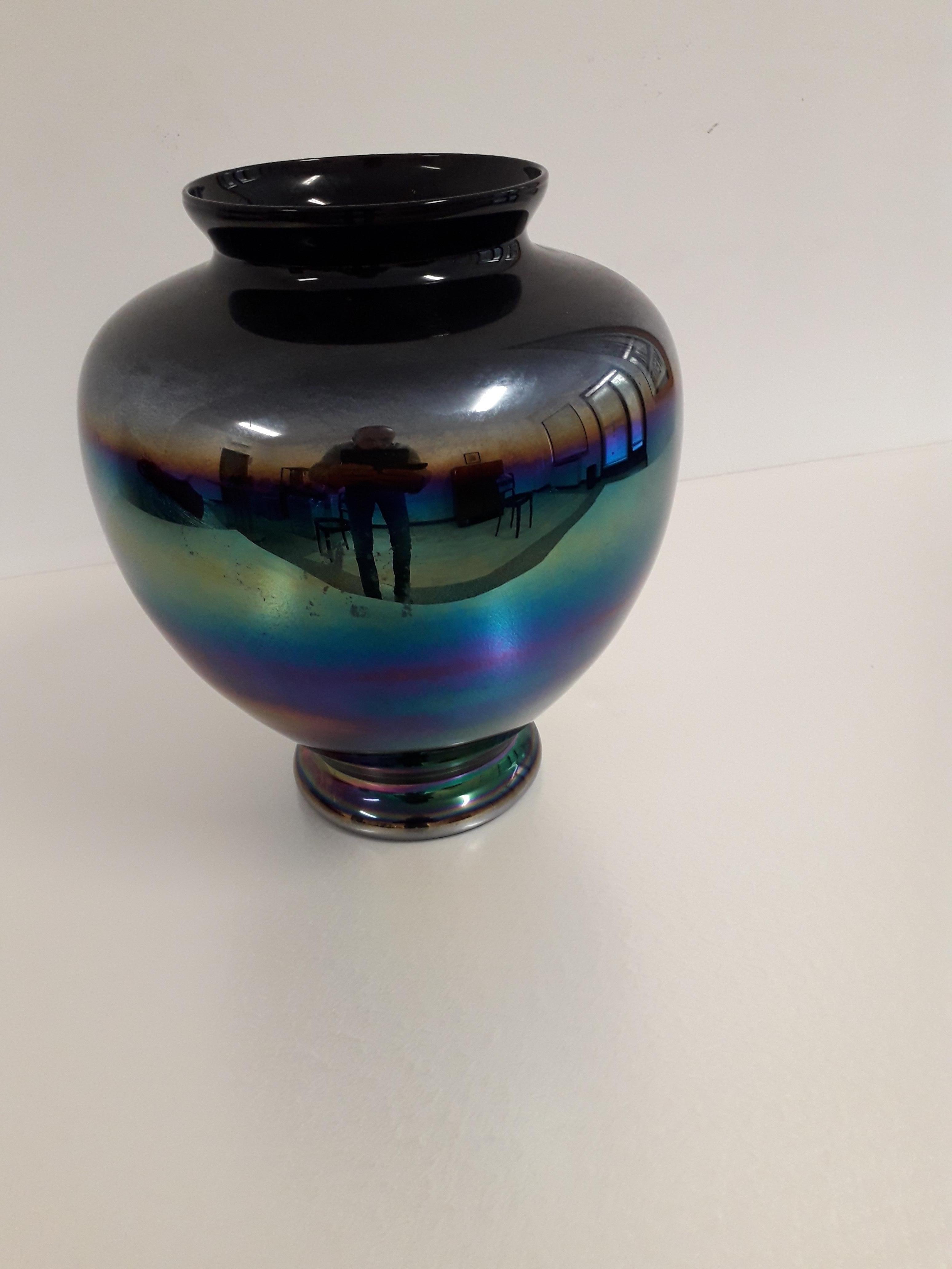 Bellissimo Vaso di Murano di Vetro eosina che da un effetto iridescente
representando los colores del iris y los riflessi mobili e cangianti.
¡En perfectas condiciones!