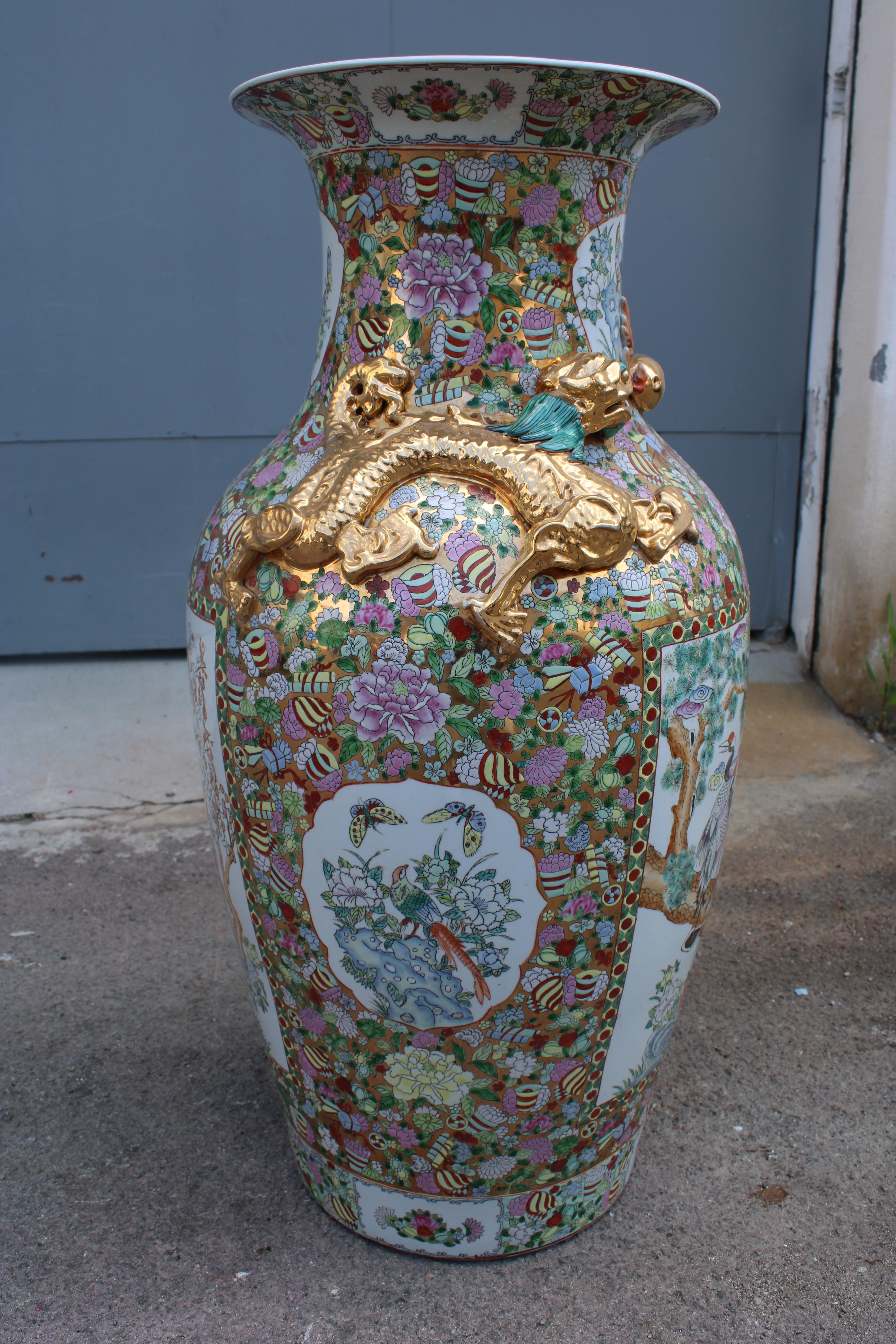 Large Oriental Chinese Floral Vase with Dragons in 24KT Gold  qing Dynasty For Sale 4