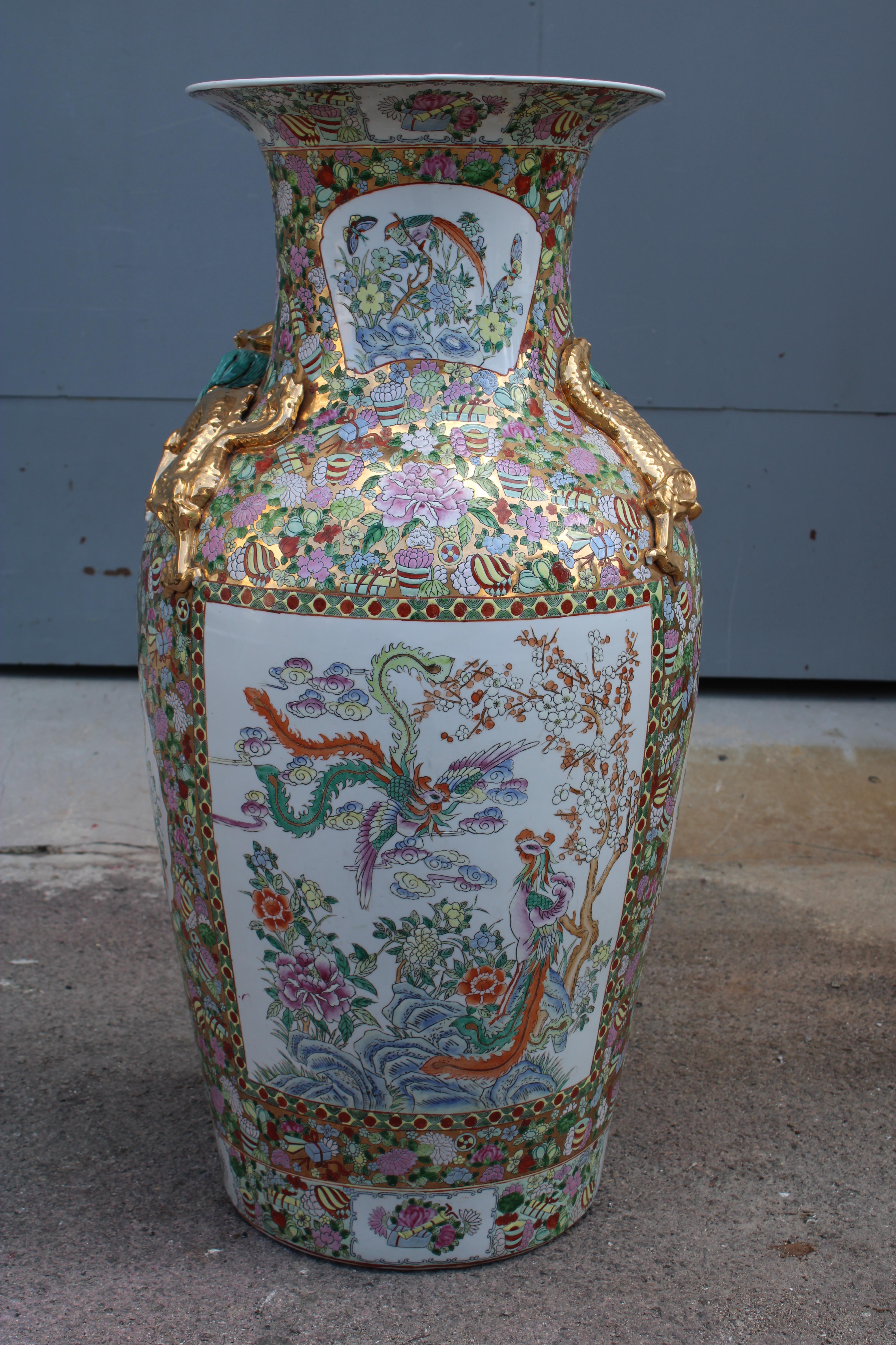 Large Oriental Chinese Floral Vase with Dragons in 24KT Gold  qing Dynasty For Sale 5
