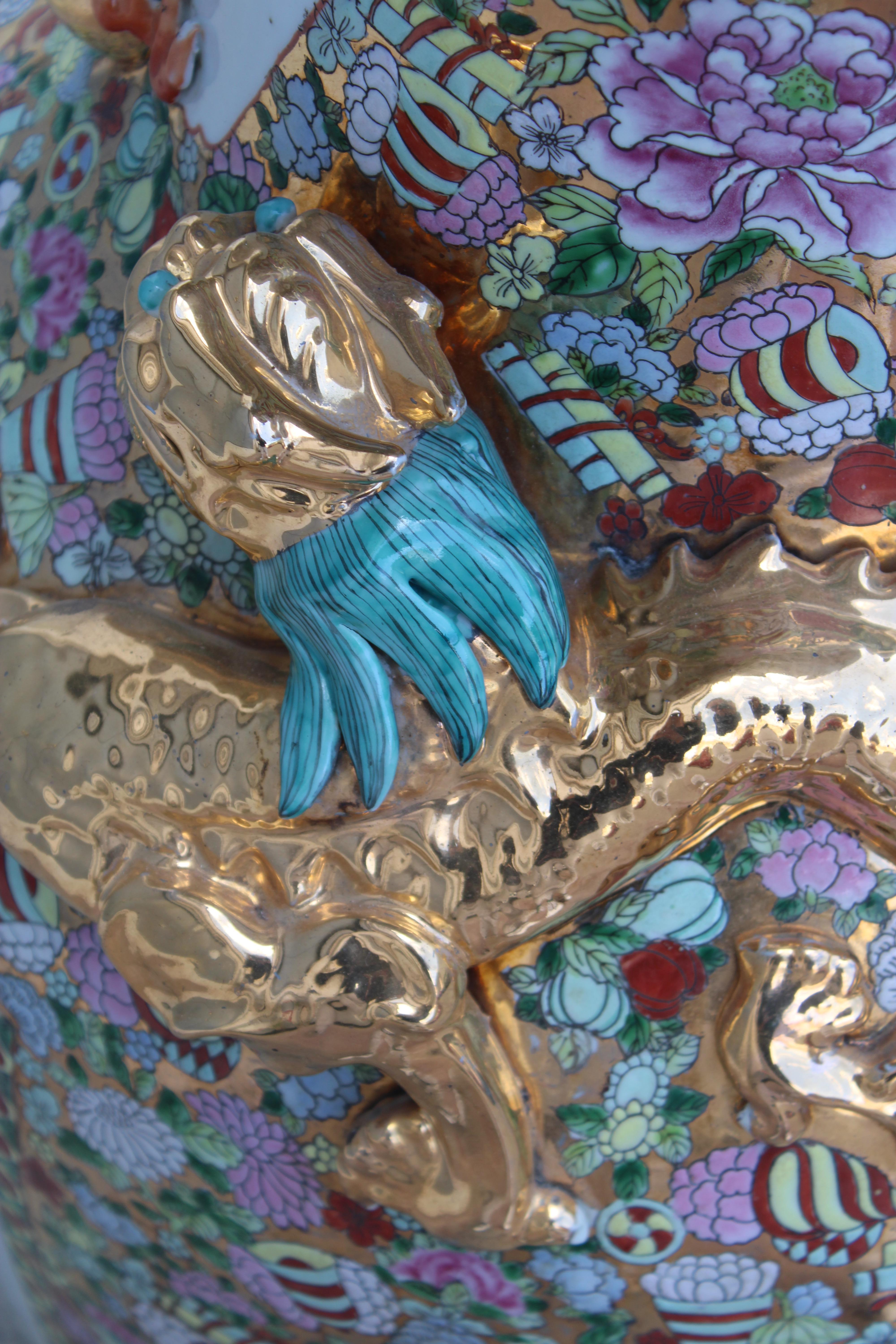 Large Oriental Chinese Floral Vase with Dragons in 24KT Gold  qing Dynasty For Sale 6