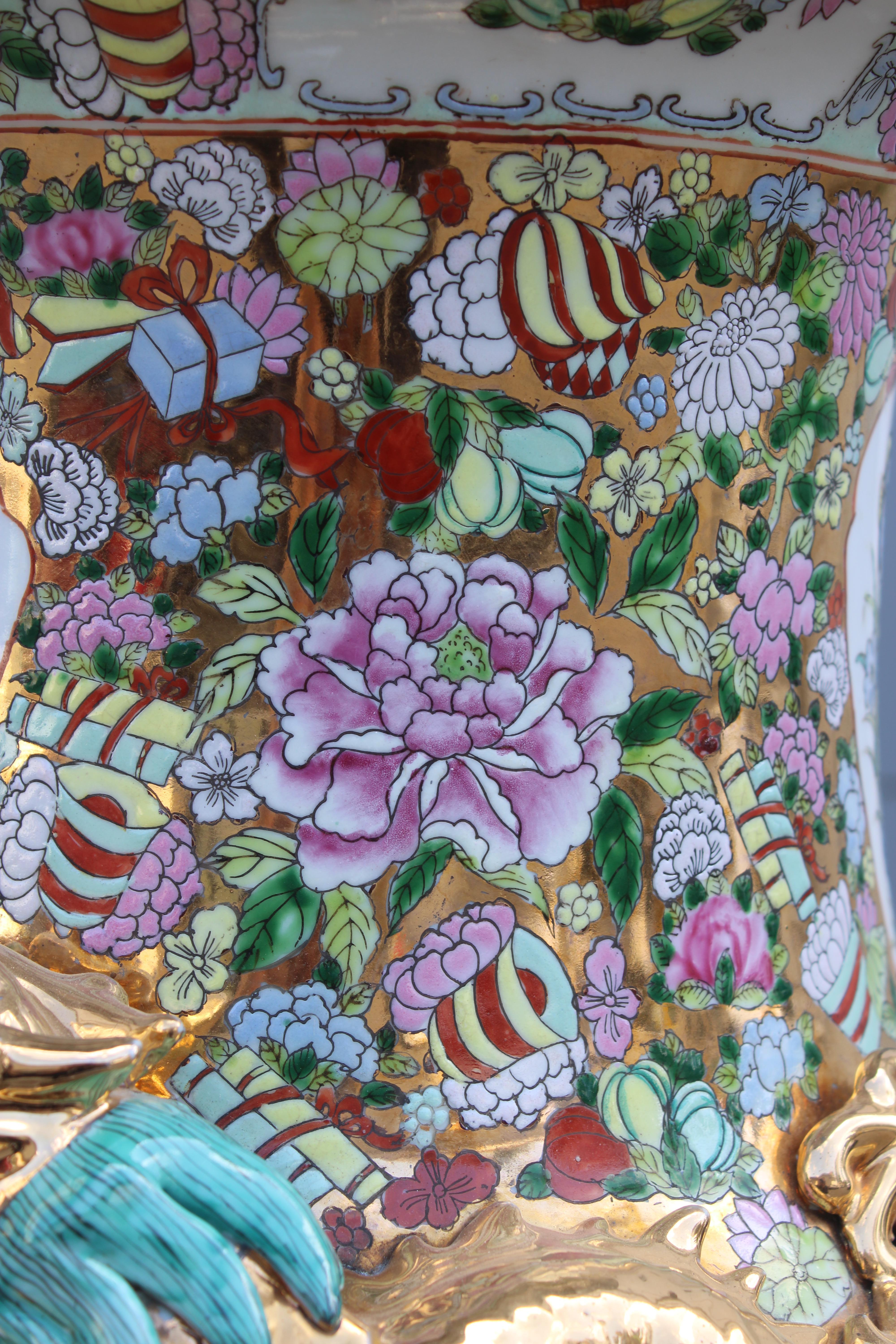 Large Oriental Chinese Floral Vase with Dragons in 24KT Gold  qing Dynasty For Sale 9