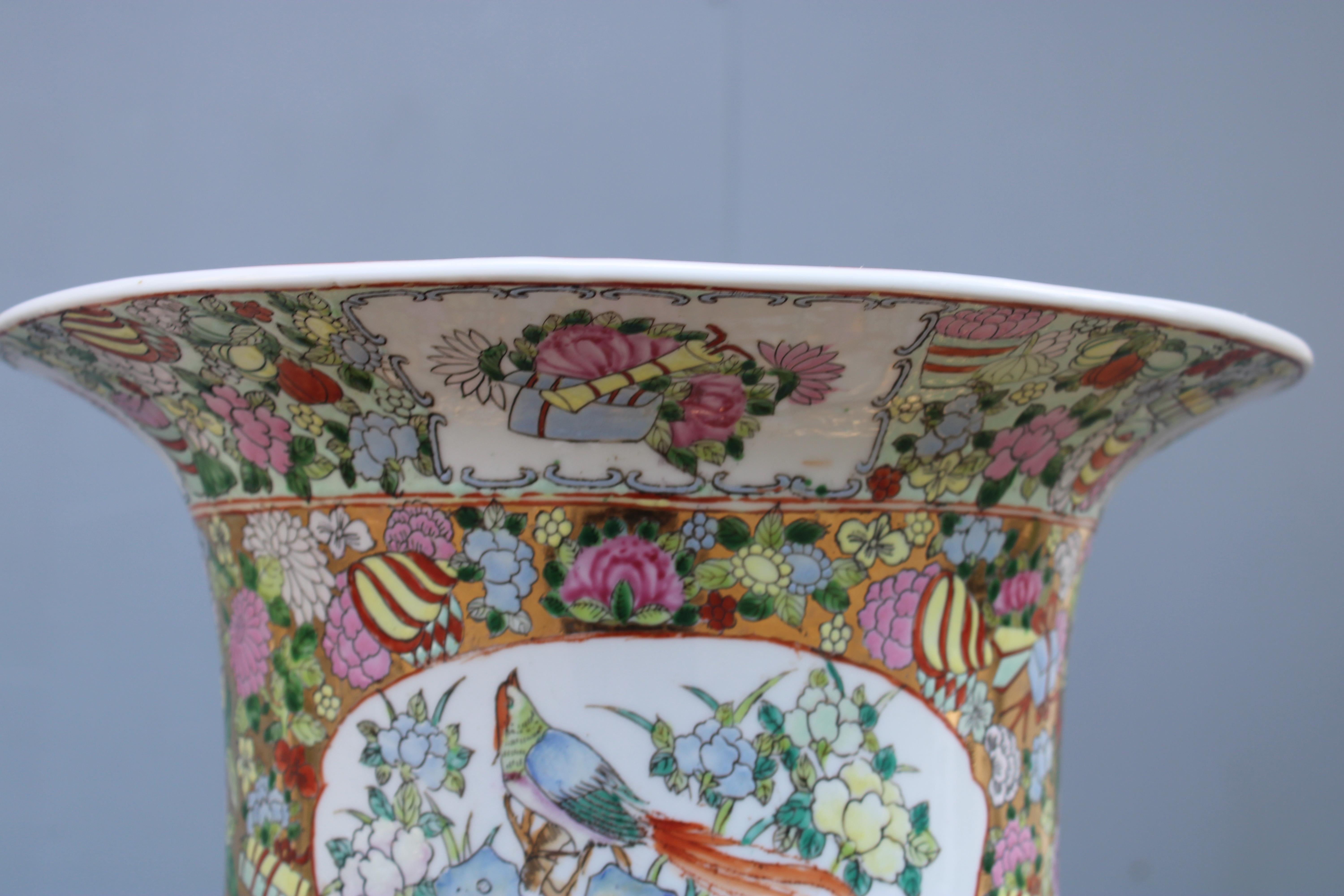 Large Oriental Chinese Floral Vase with Dragons in 24KT Gold  qing Dynasty For Sale 1