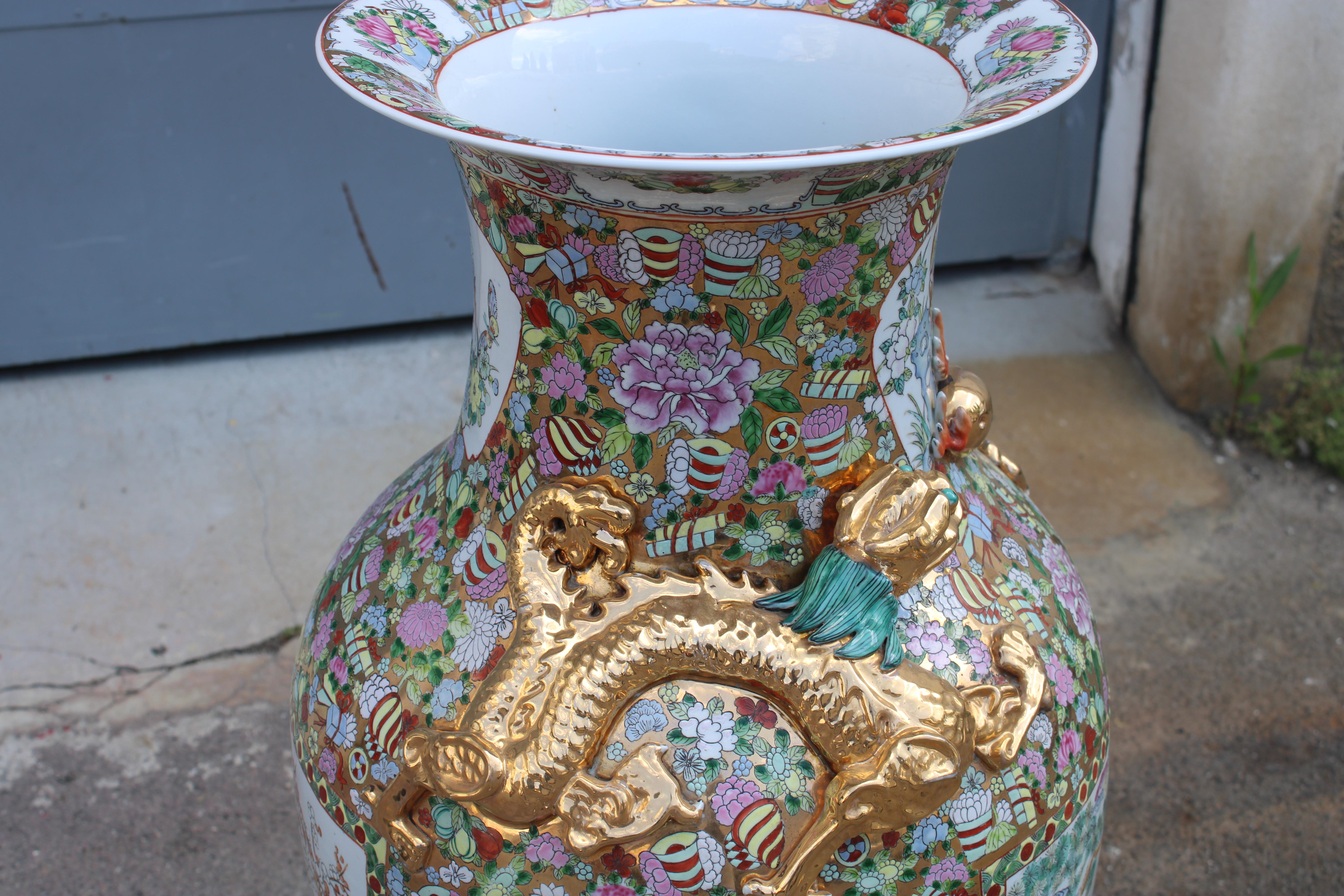 Large Oriental Chinese Floral Vase with Dragons in 24KT Gold  qing Dynasty For Sale 3