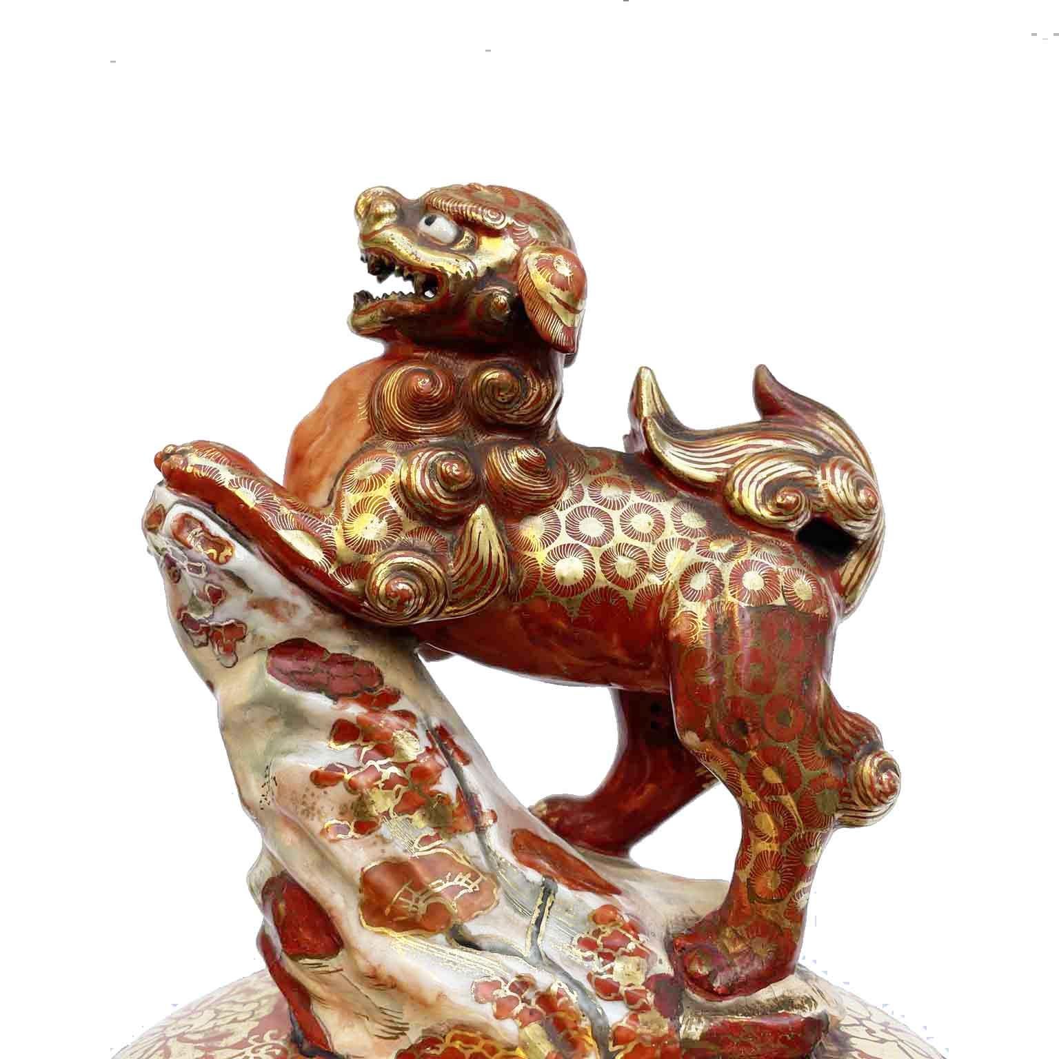 Large Red and Gold Vase In Porcelain Kutani Meiji Period with Small Table For Sale 4