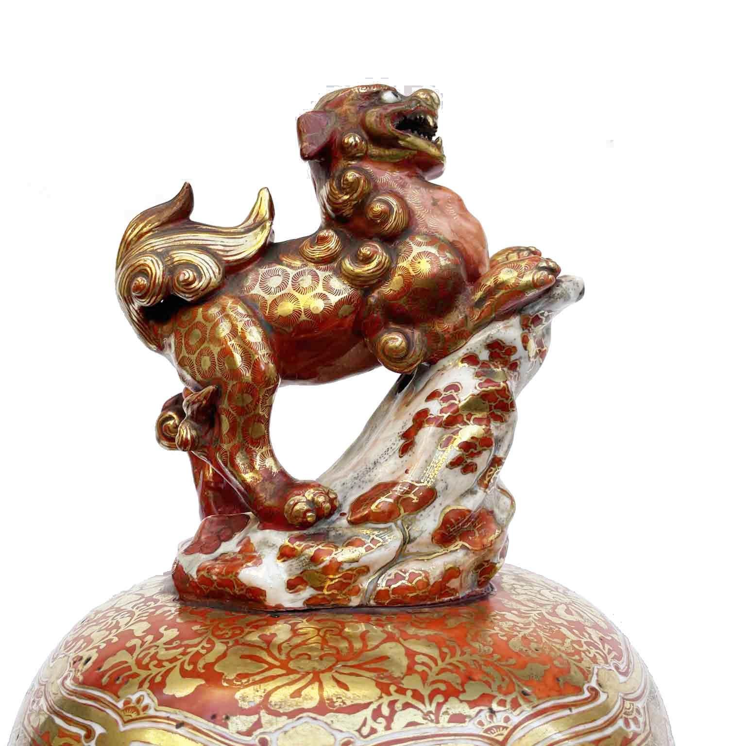 Large Red and Gold Vase In Porcelain Kutani Meiji Period with Small Table For Sale 5