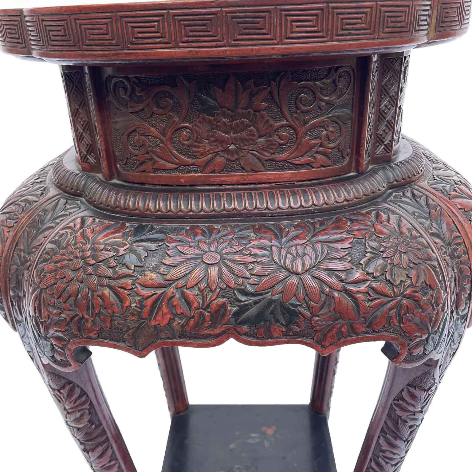 Large Red and Gold Vase In Porcelain Kutani Meiji Period with Small Table For Sale 7