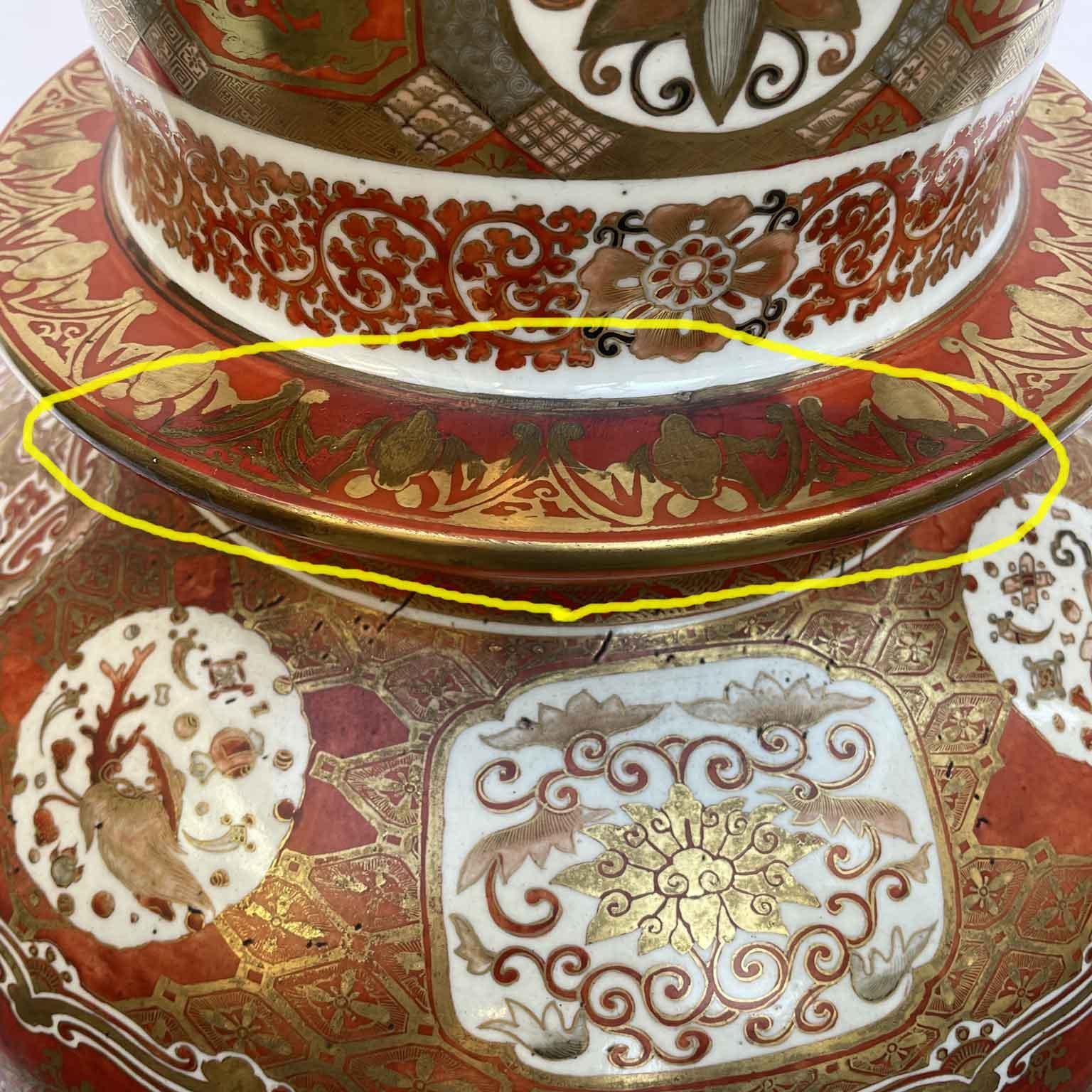 Large Red and Gold Vase In Porcelain Kutani Meiji Period with Small Table For Sale 8