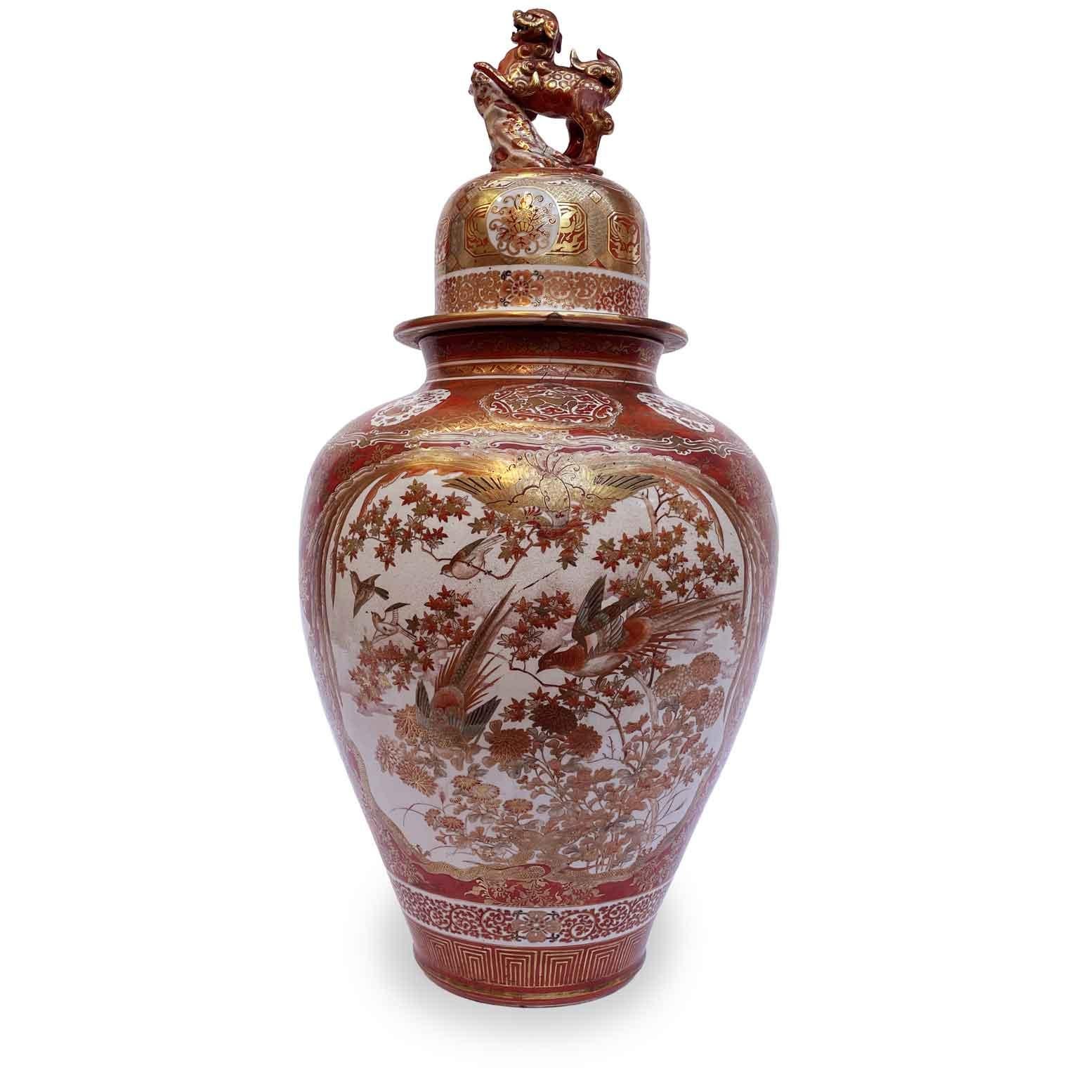 Japanese Large Red and Gold Vase In Porcelain Kutani Meiji Period with Small Table For Sale