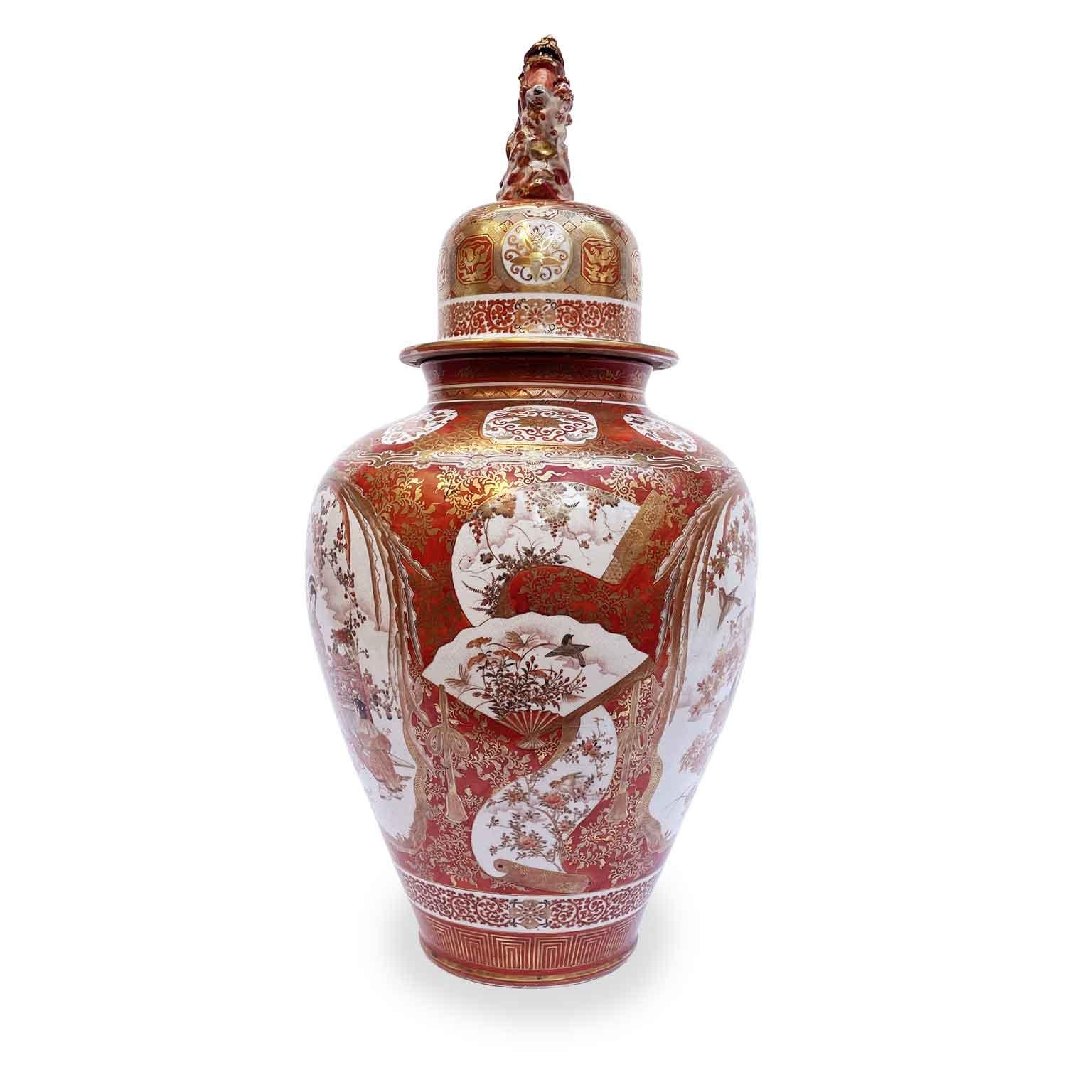 Carved Large Red and Gold Vase In Porcelain Kutani Meiji Period with Small Table For Sale