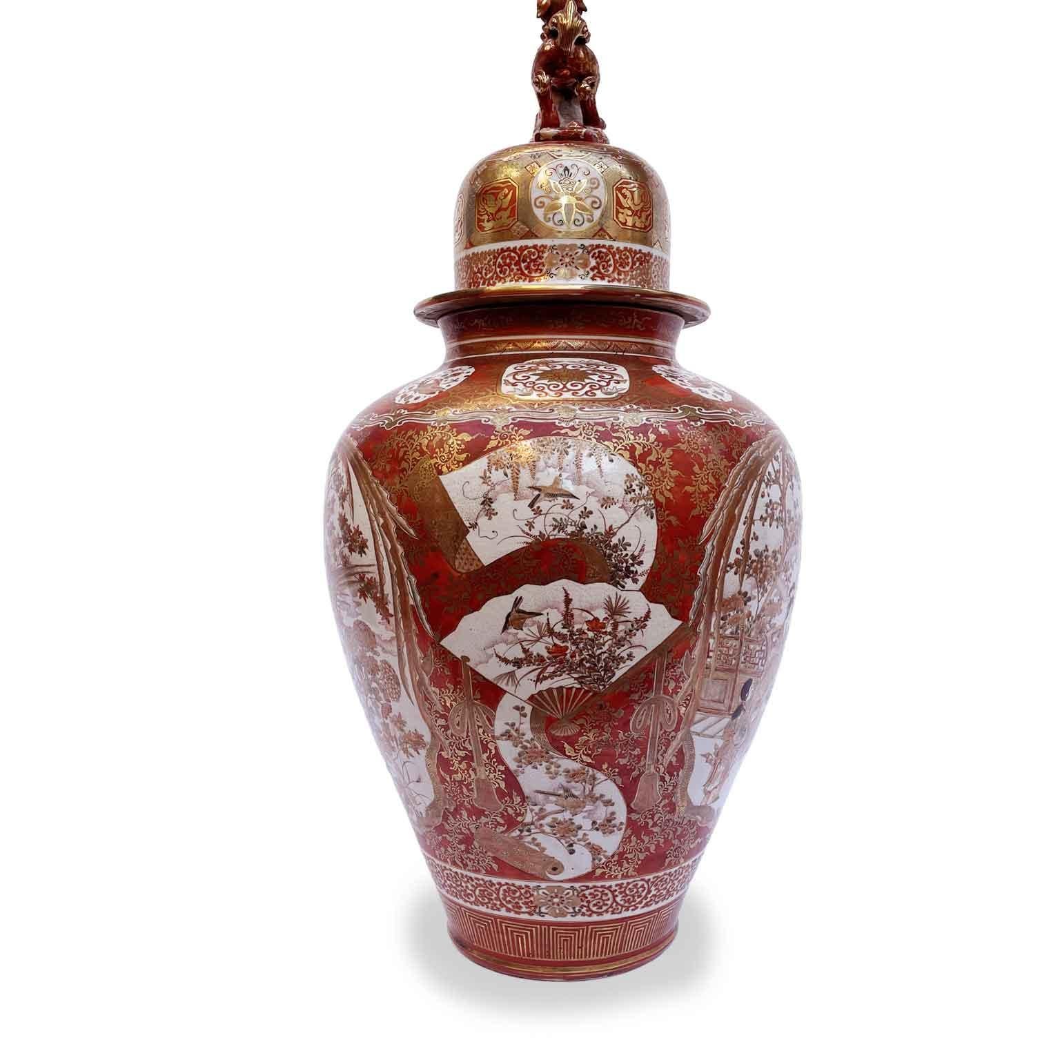 Large Red and Gold Vase In Porcelain Kutani Meiji Period with Small Table In Good Condition For Sale In Milano, MI