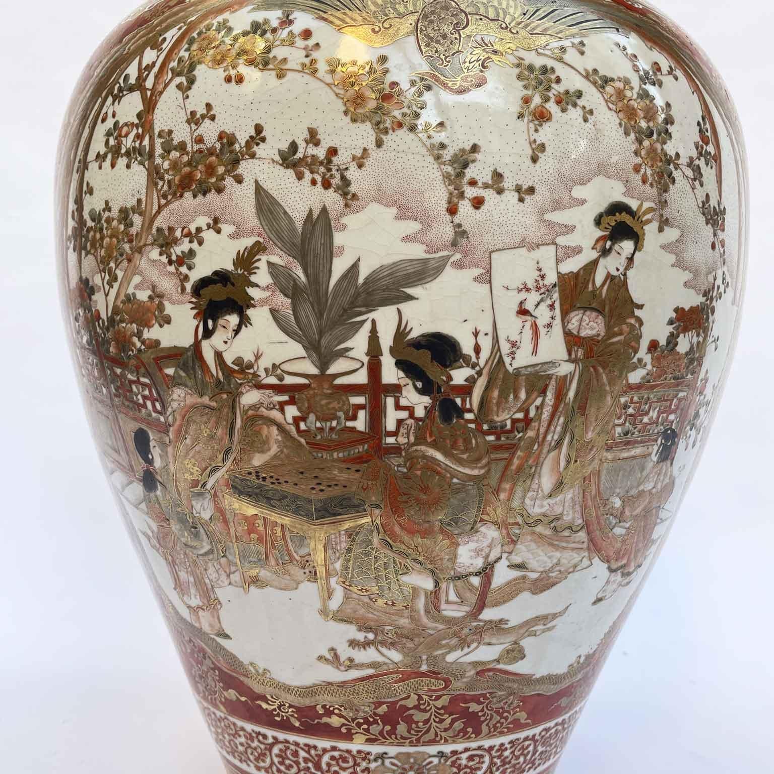 19th Century Large Red and Gold Vase In Porcelain Kutani Meiji Period with Small Table For Sale