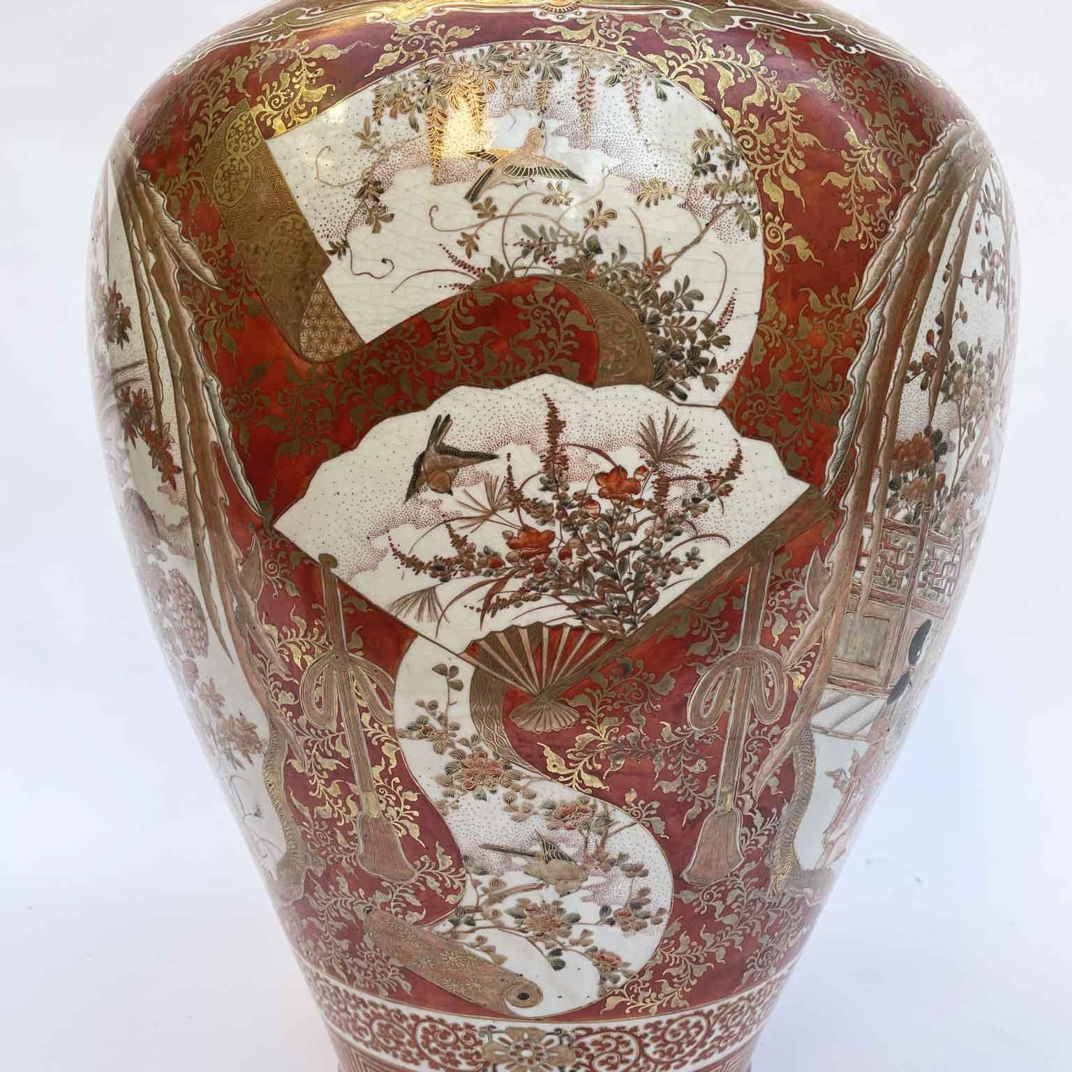 Large Red and Gold Vase In Porcelain Kutani Meiji Period with Small Table For Sale 1