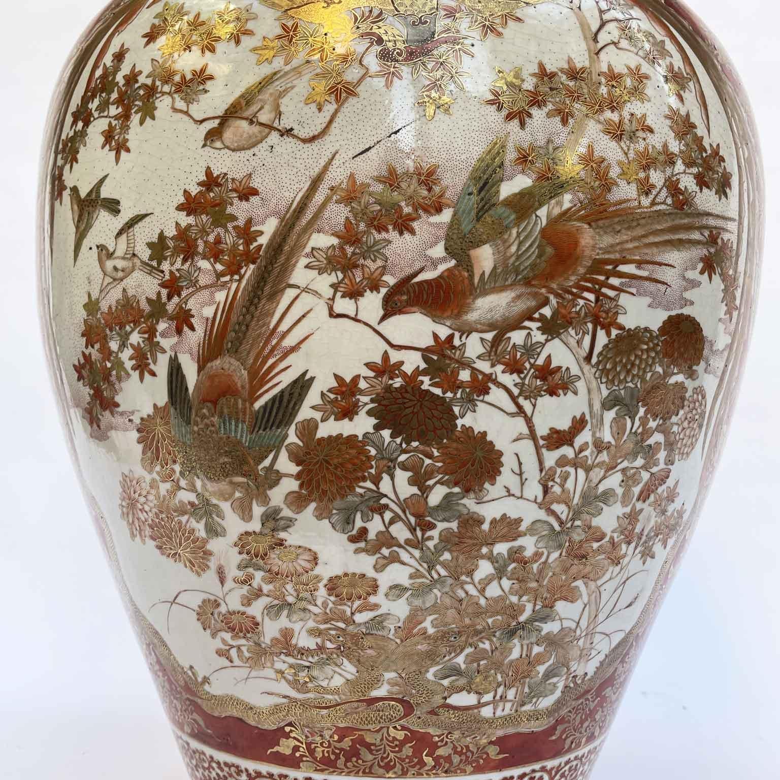 Large Red and Gold Vase In Porcelain Kutani Meiji Period with Small Table For Sale 2
