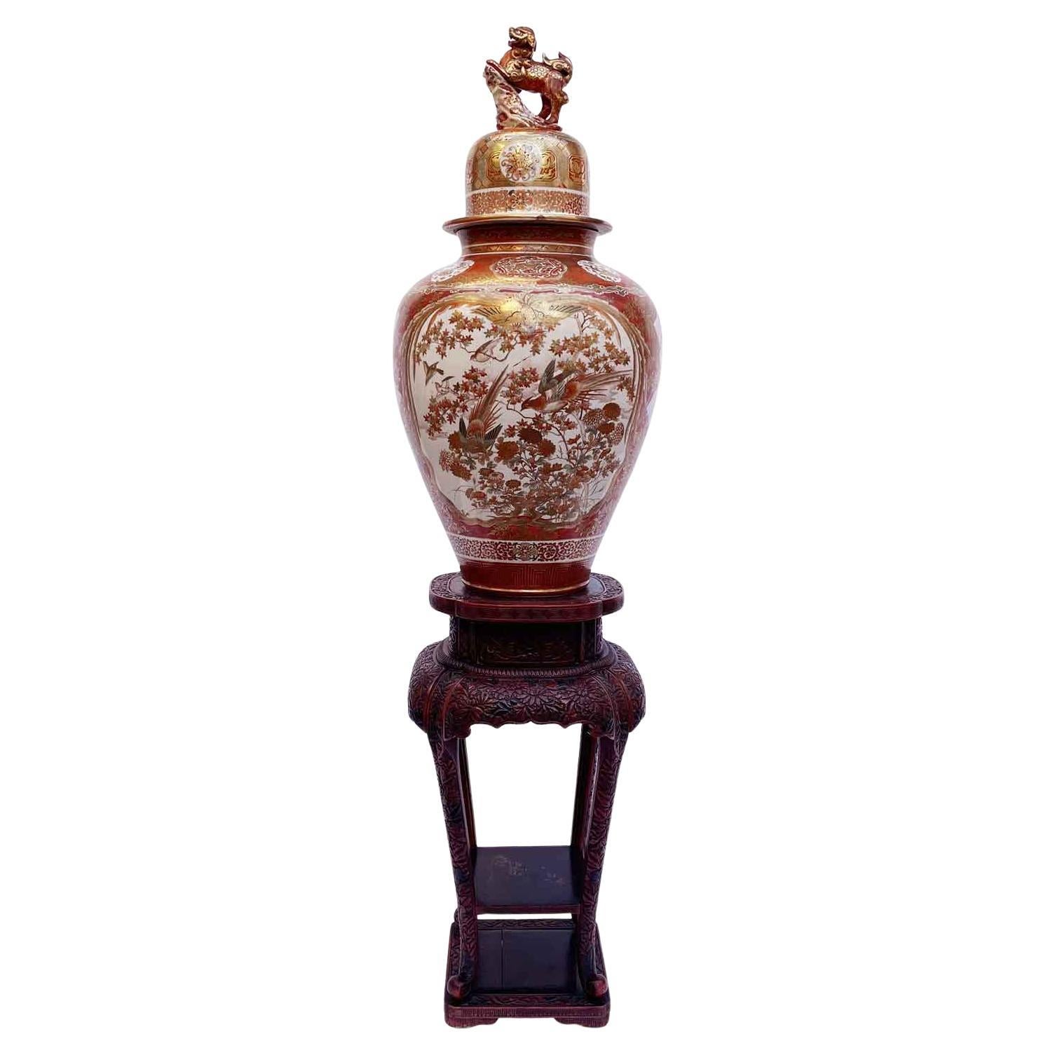 Large Red and Gold Vase In Porcelain Kutani Meiji Period with Small Table For Sale