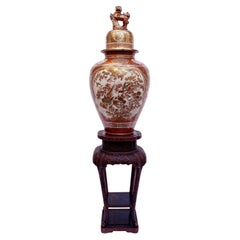 Large Red and Gold Vase In Porcelain Kutani Meiji Period with Small Table