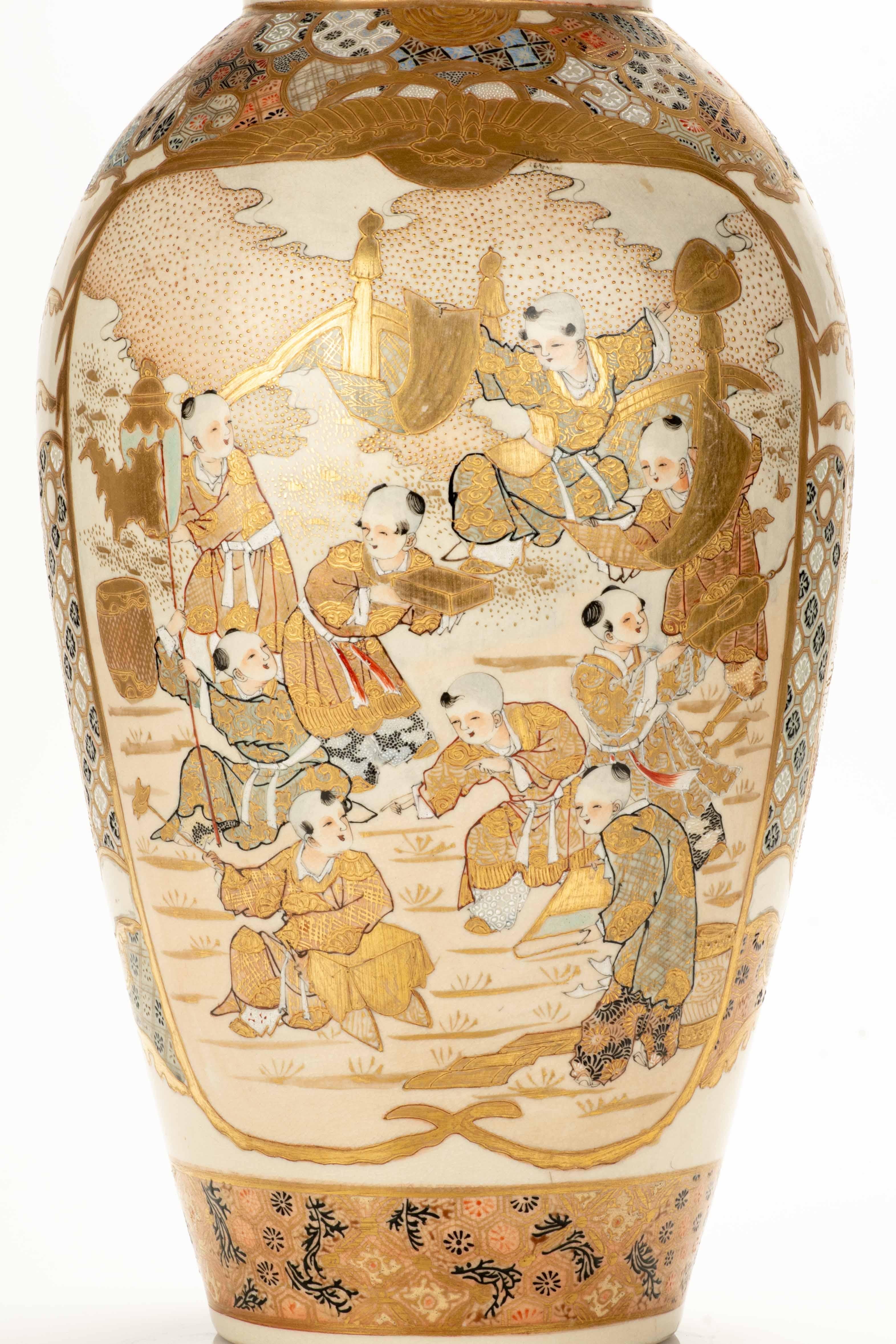 Large Satsuma vase featuring representations of nobles and children In Excellent Condition For Sale In Milano, IT