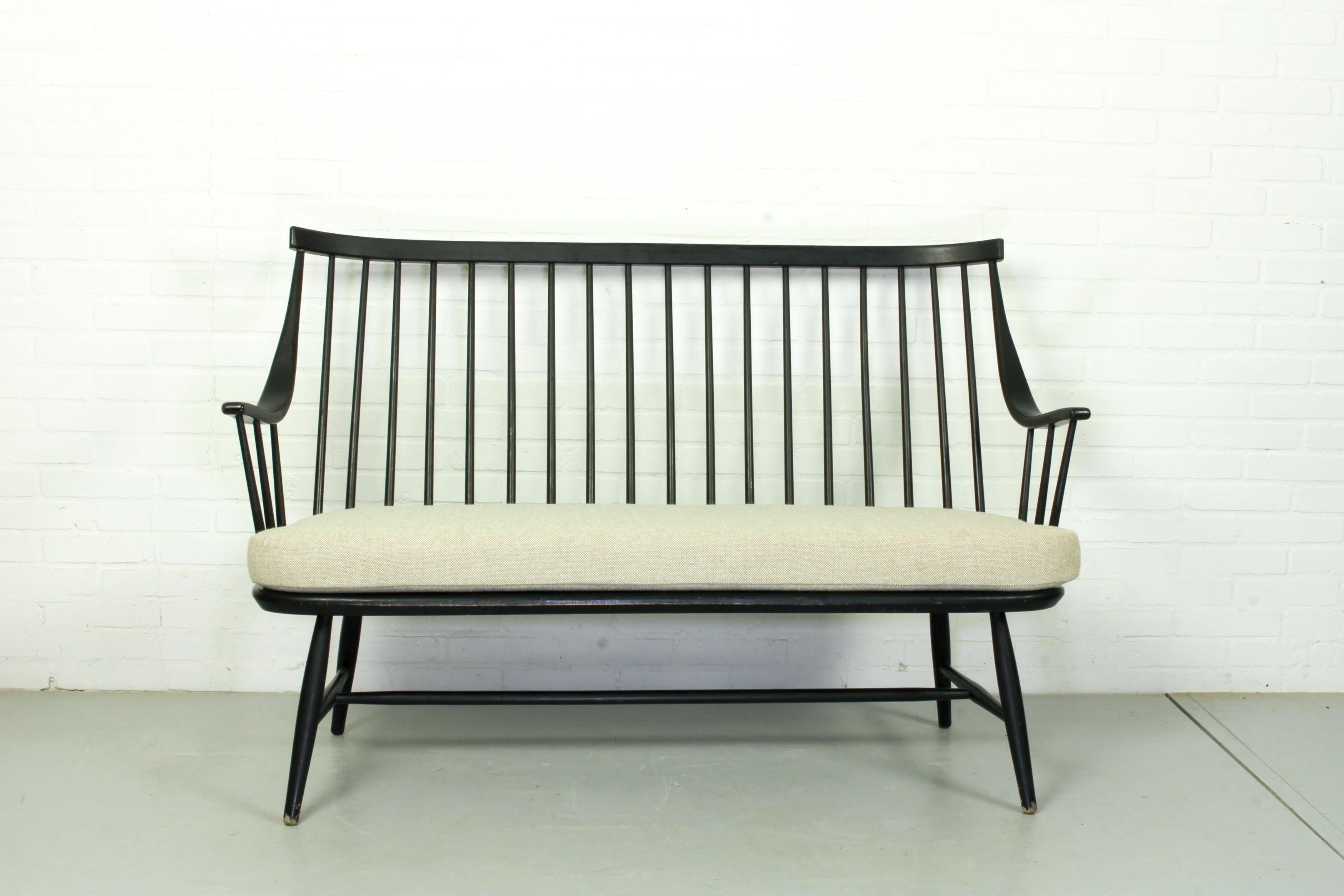 Deux grands fauteuils et un banc assorti, modèle ''Grandessa'', design Lena Larsson, fin des années 1950. Revêtement beige Kvadrat Hallingdal avec un nouveau rembourrage en mousse. Le prix est celui de l'ensemble. Sans défaut. Avec une charmante