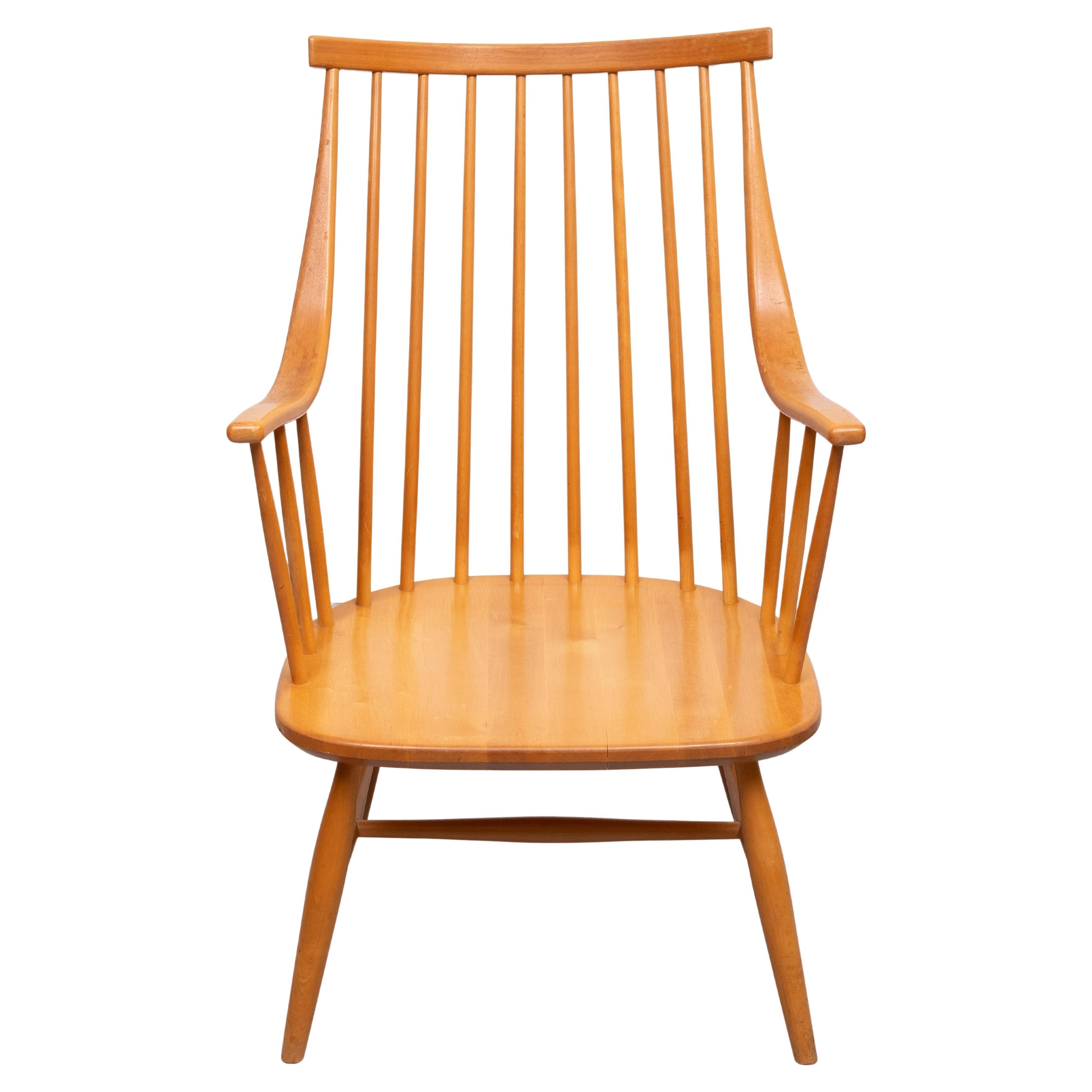 Poltrona in legno massiccio di faggio, dal design leggero e arioso,  
di Lena Larson, per Nesto Stolfabrik, anni '60. 
Colore molto bello. Buone condizioni. Modello ''Grandessa'' 
   Chiedete soluzioni migliori per la scheggiatura 