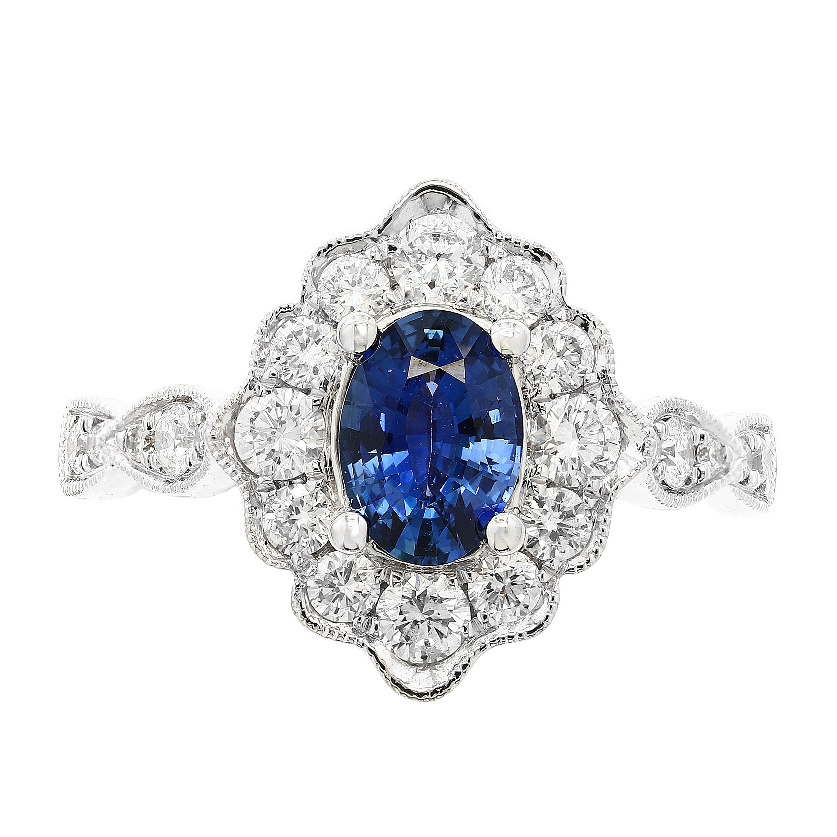 Un vibrante zaffiro blu di 0,72 carati con taglio ovale è al centro della scena e contrasta elegantemente con gli scintillanti diamanti che lo circondano. 22 diamanti di contorno pesano complessivamente 0,65 carati. Realizzato in oro bianco 18