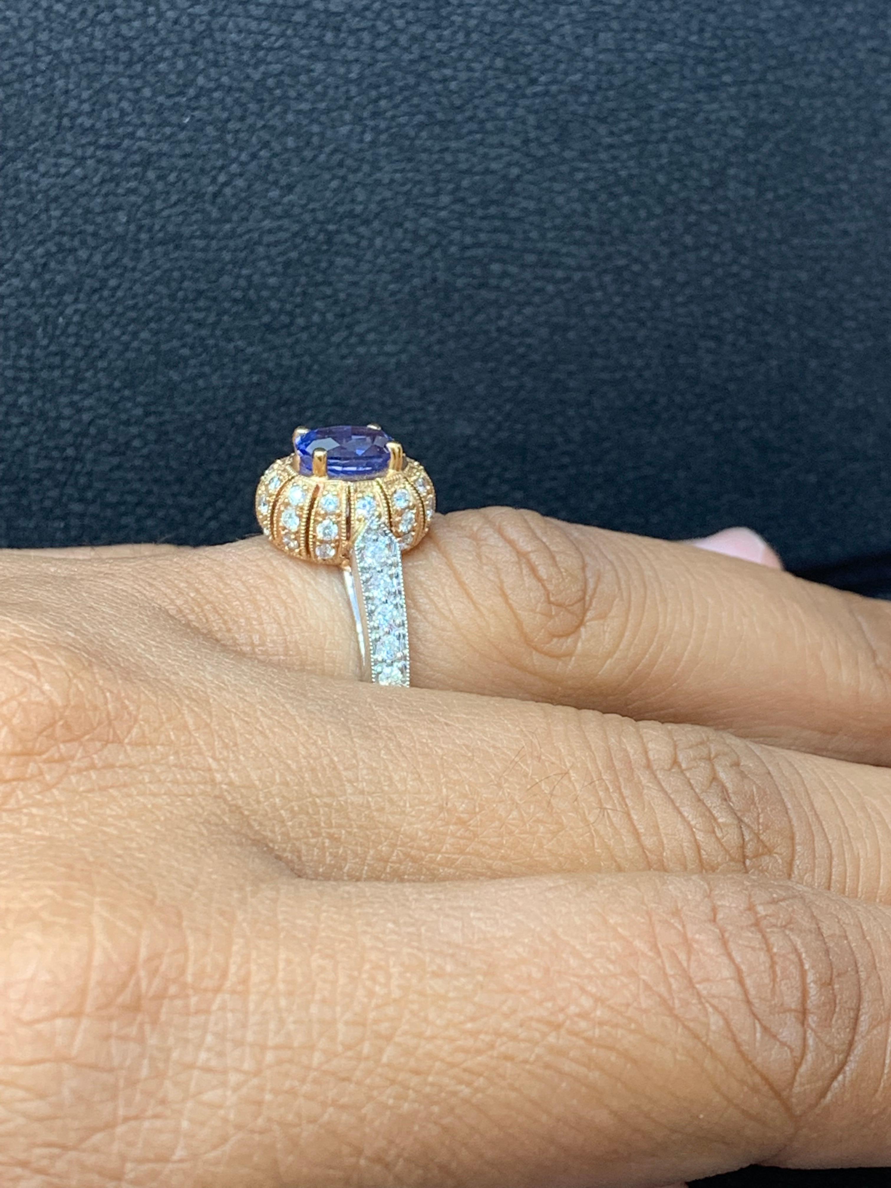 Grandeza Anillo de Cóctel de Zafiro Ovalado y Diamantes de 0,80 Quilates en Oro Mixto de 18K Moderno en venta