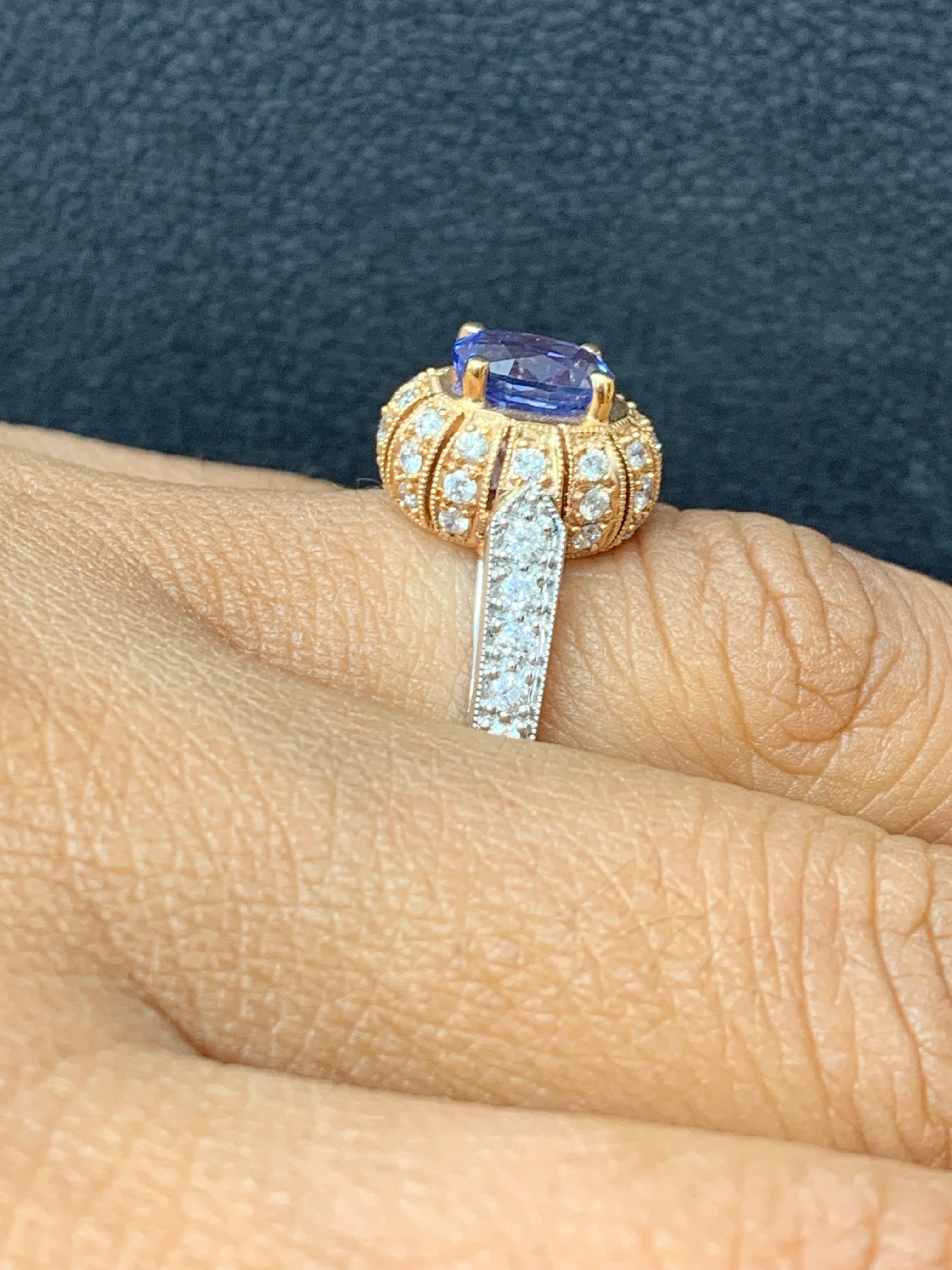 Grandeza Anillo de Cóctel de Zafiro Ovalado y Diamantes de 0,80 Quilates en Oro Mixto de 18K en Nuevo estado para la venta en NEW YORK, NY