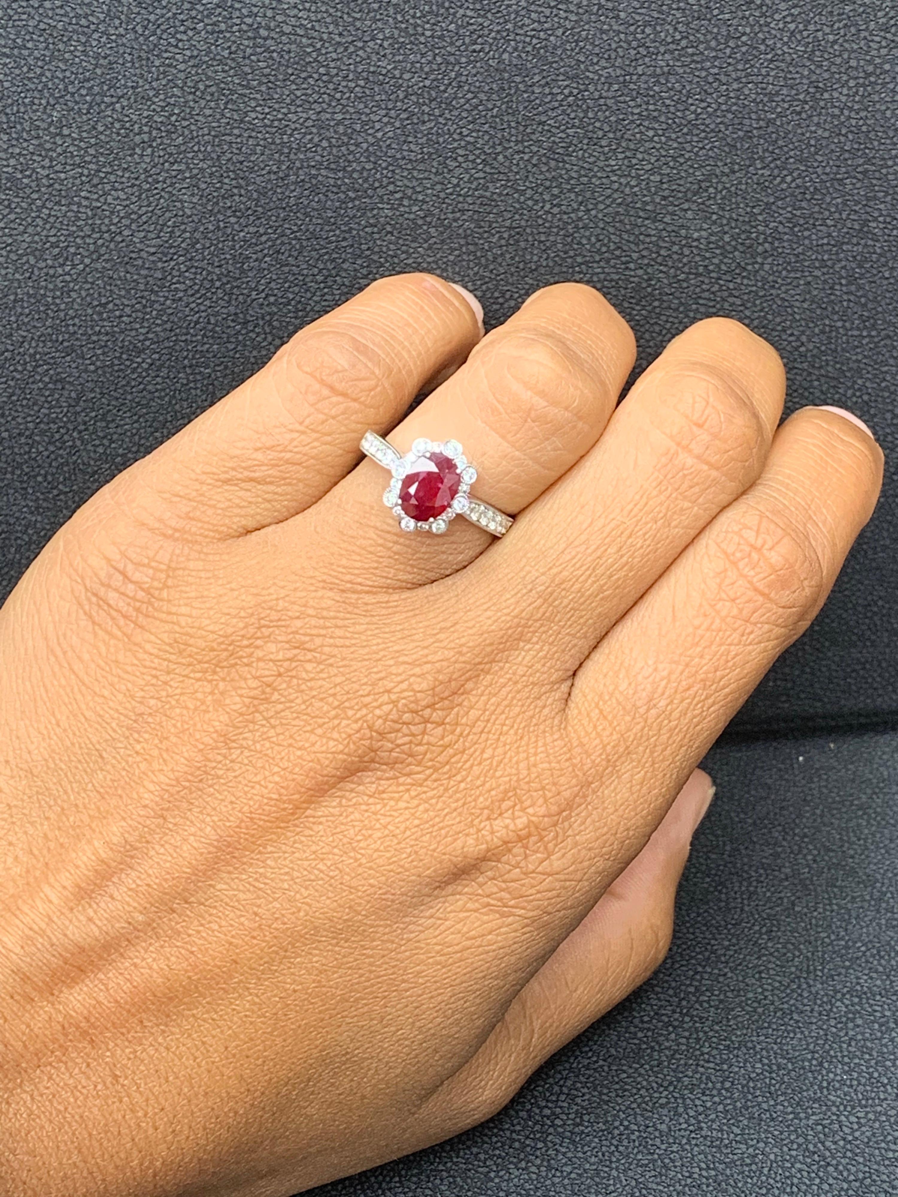 Grandeur Anillo de compromiso de diamantes y rubí talla oval de 0,83 quilates en oro blanco de 18 quilates en venta 7