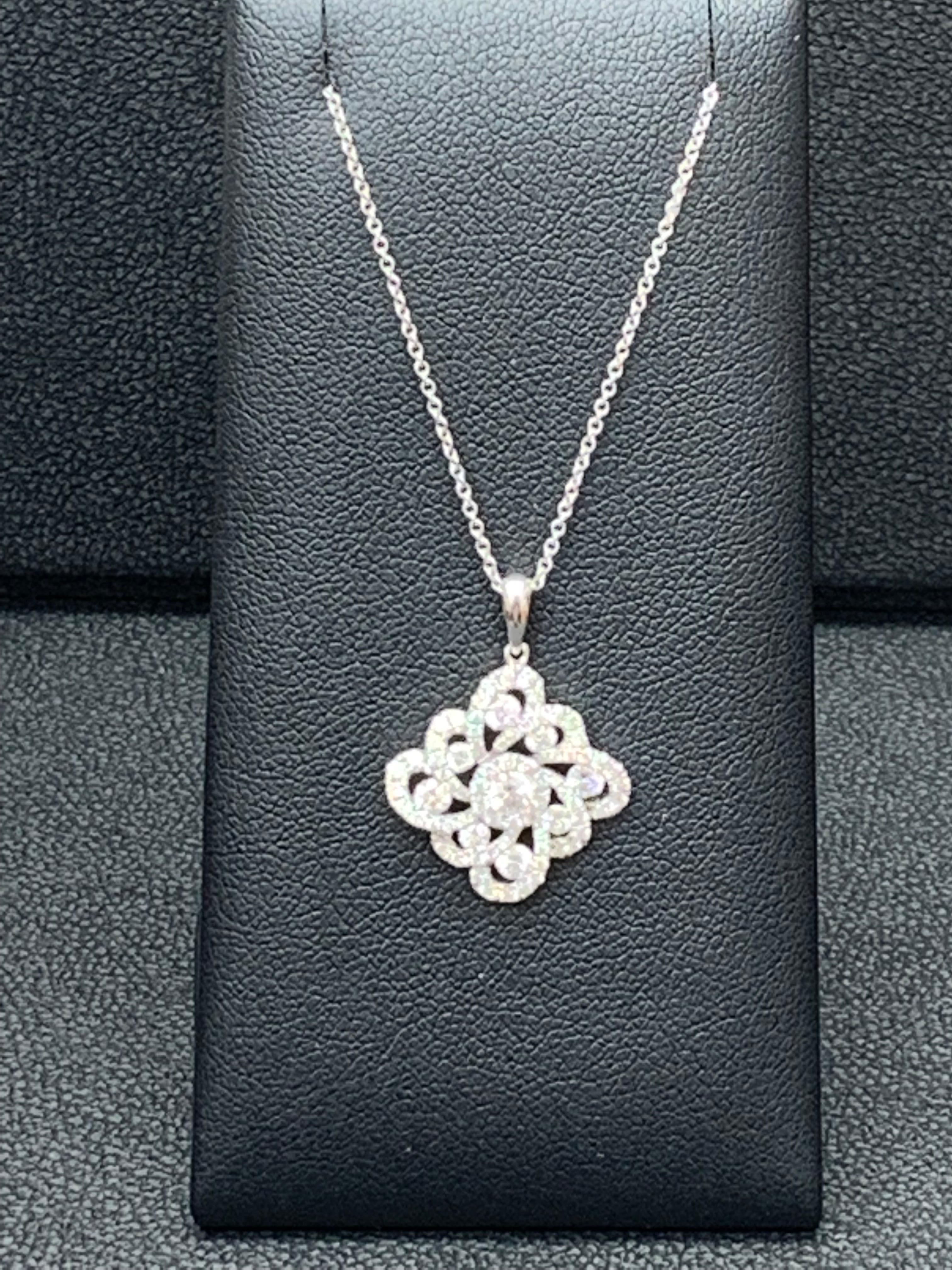 Una brillante collana con ciondolo che sfoggia un diamante da 1,10 carati in un design a lavorazione aperta con scintillanti diamanti in mischia.  Incastonato in oro bianco da 18 carati. Un pezzo davvero magnifico.
La catena da 18 pollici con