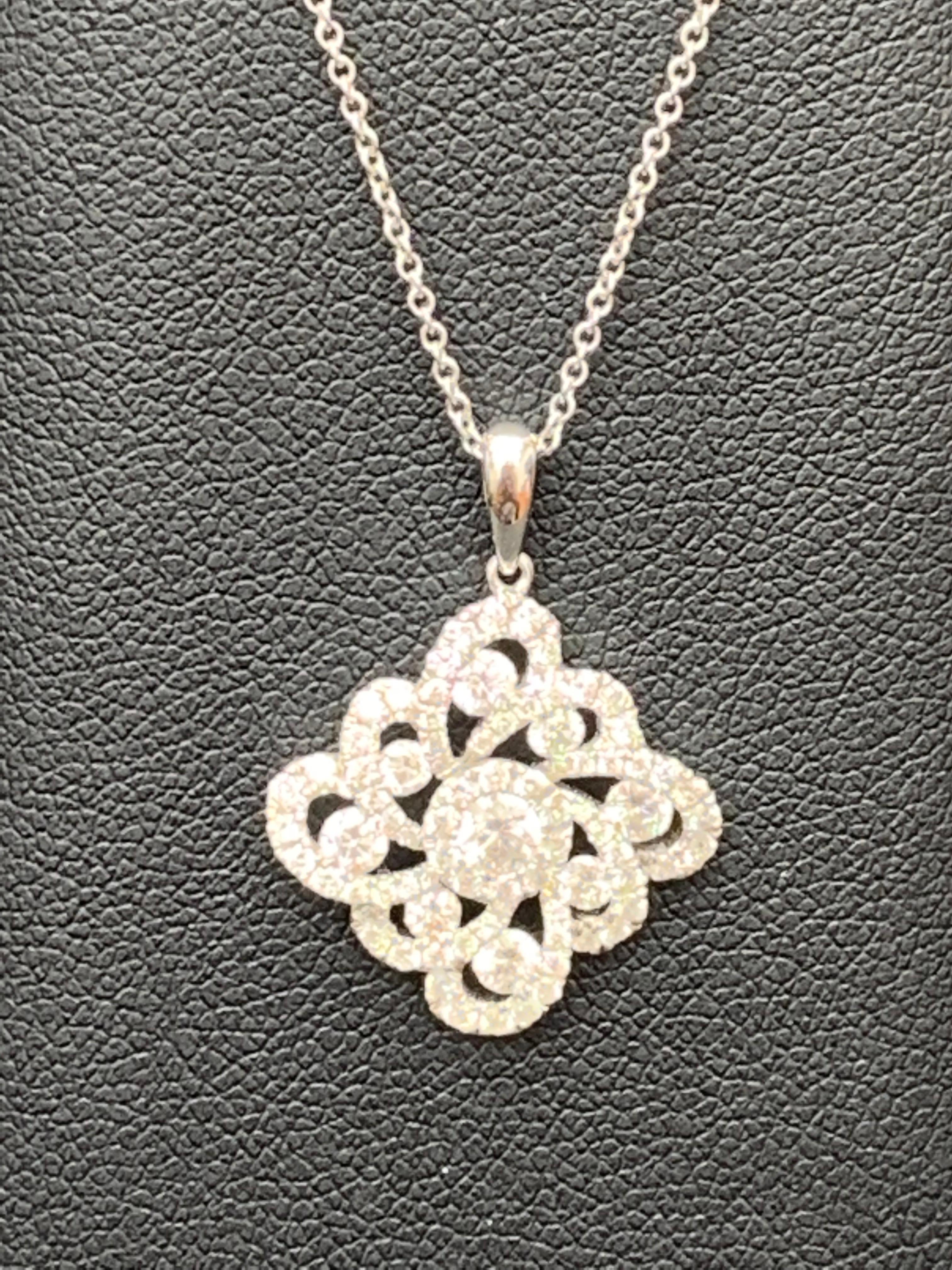 Moderno Collana con ciondolo di diamanti rotondi da 1,10 carati in oro bianco 18 carati in vendita