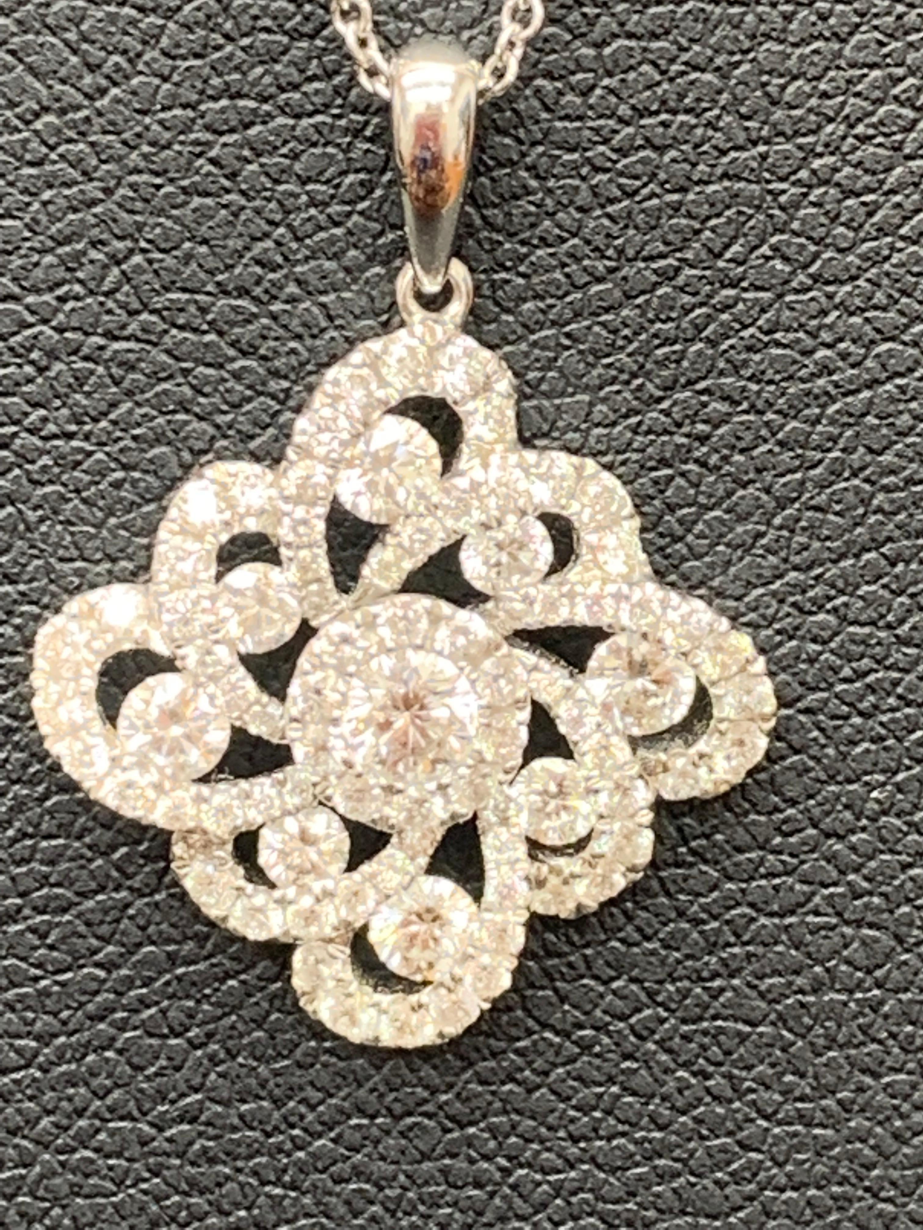 Collana con ciondolo di diamanti rotondi da 1,10 carati in oro bianco 18 carati In condizioni Nuovo in vendita a NEW YORK, NY