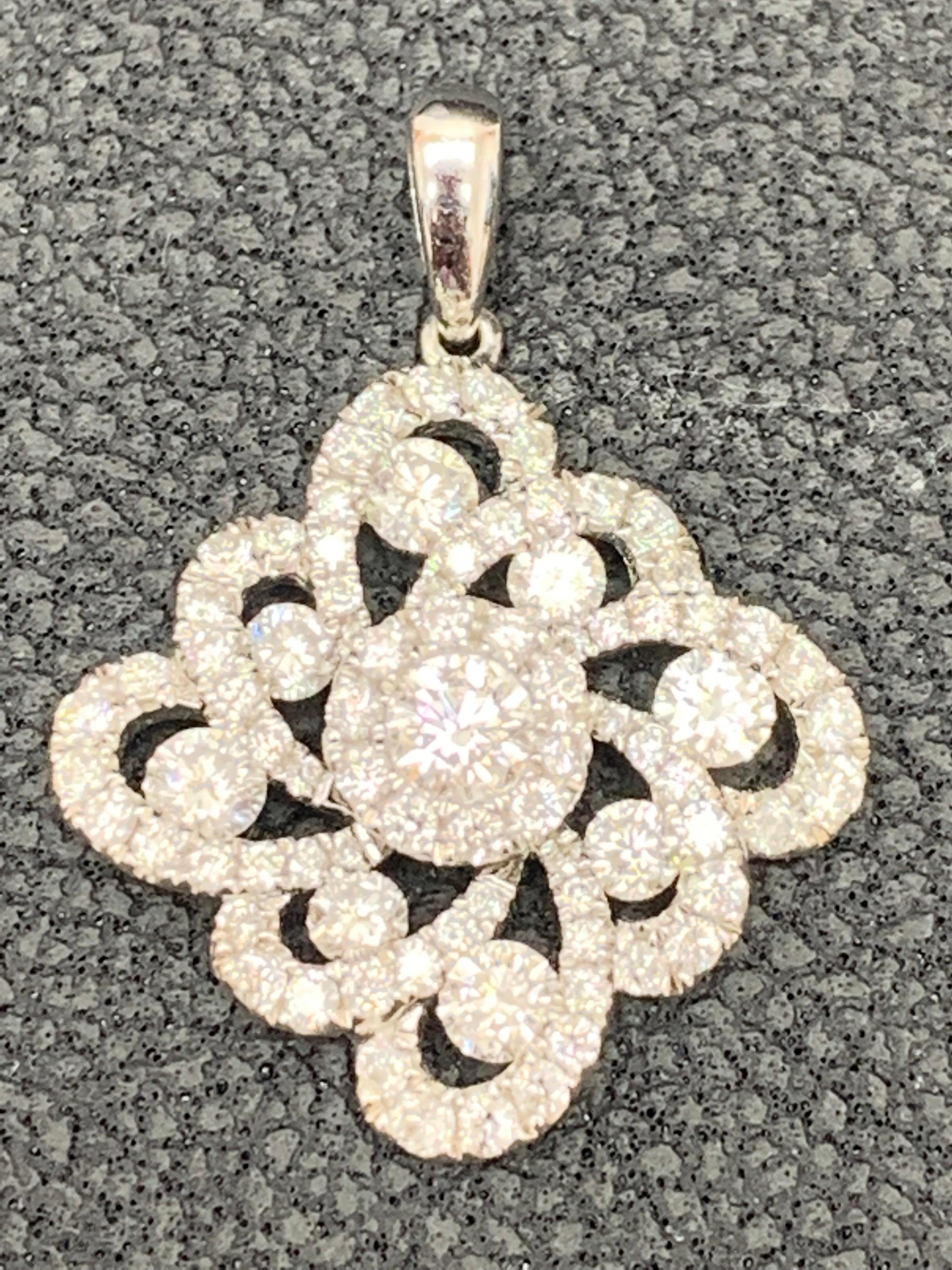 Collana con ciondolo di diamanti rotondi da 1,10 carati in oro bianco 18 carati in vendita 1