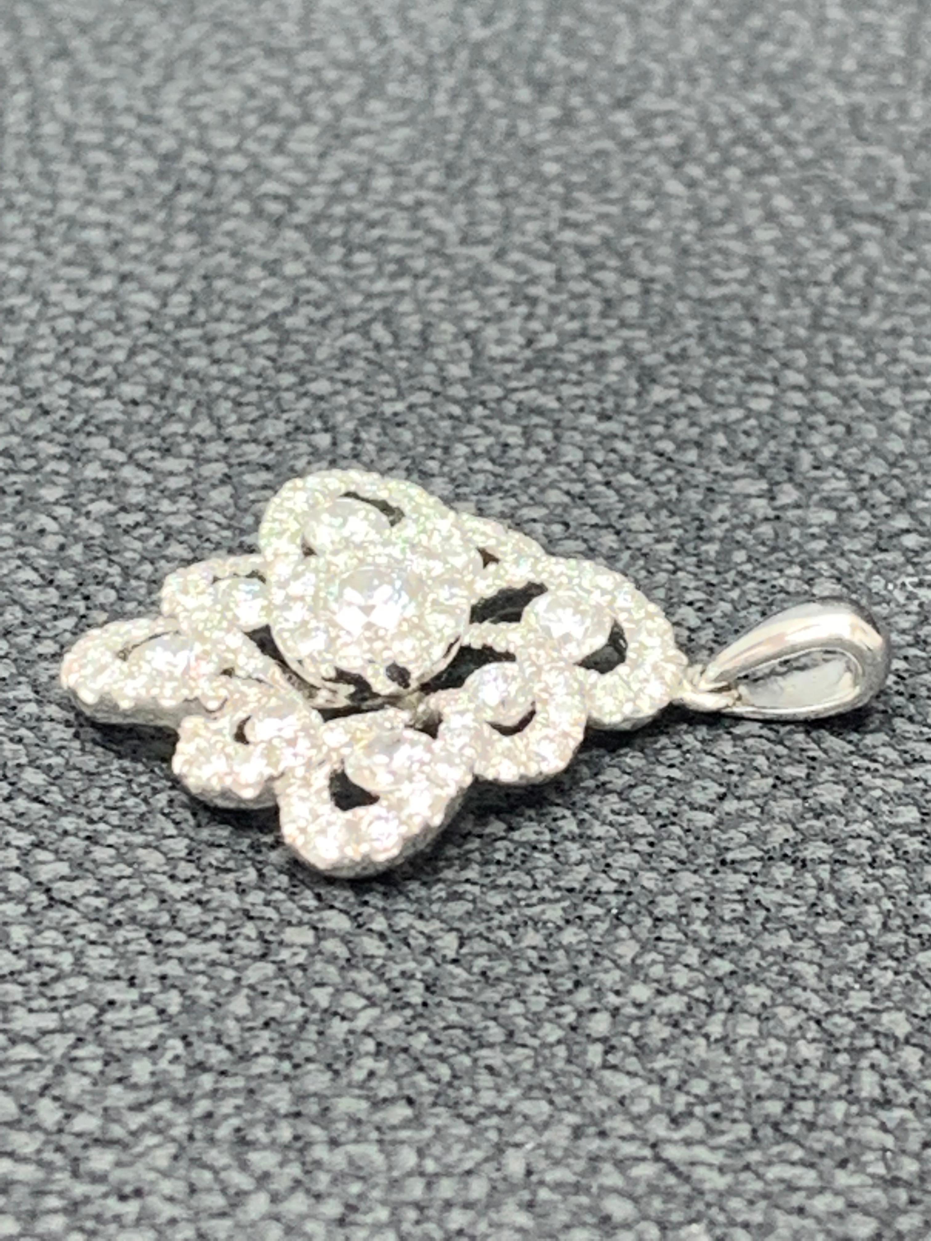 Collana con ciondolo di diamanti rotondi da 1,10 carati in oro bianco 18 carati in vendita 3