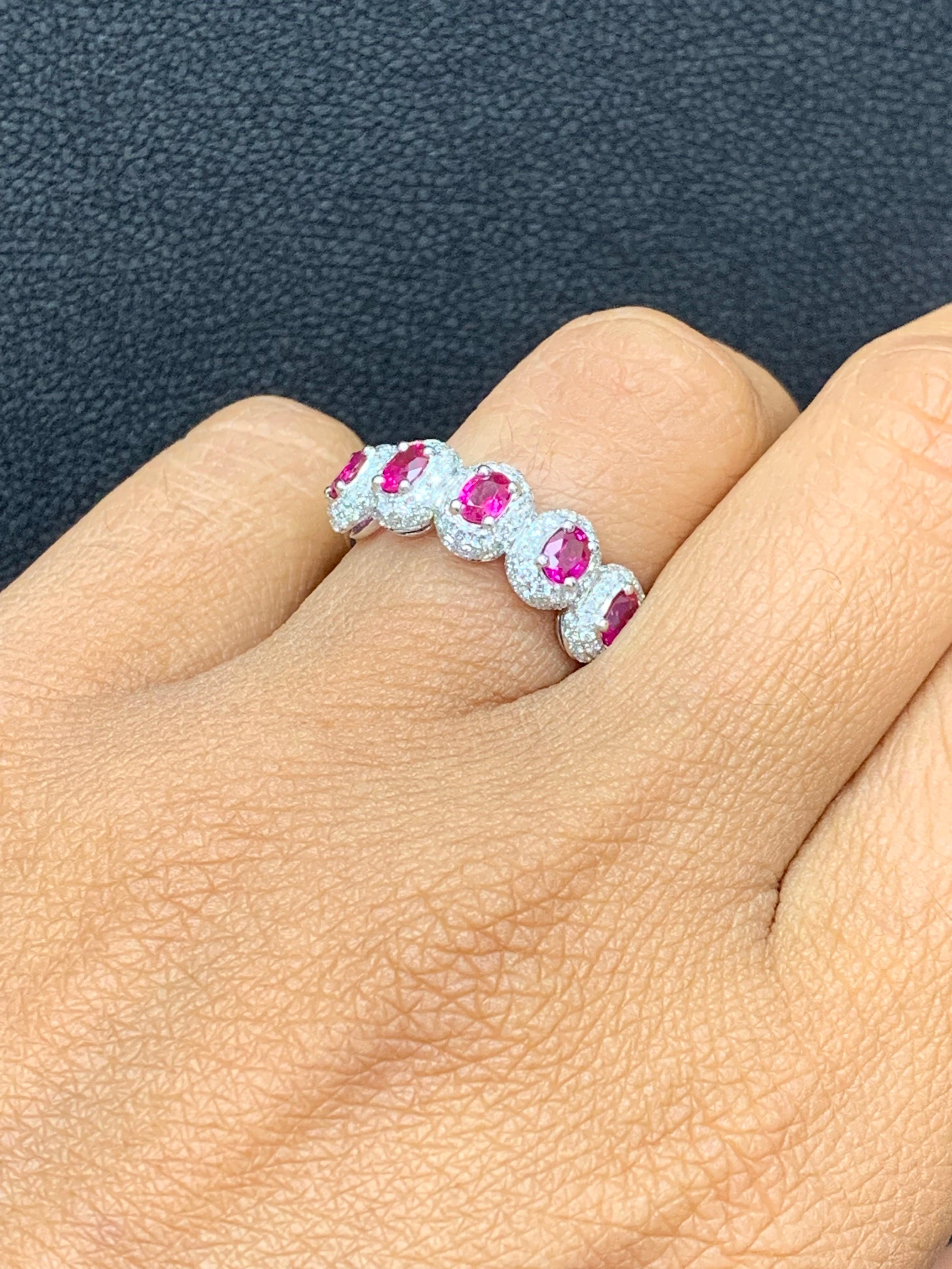 Grandeur Anillo de compromiso de oro blanco de 18 quilates con rubí oval de 1,15 quilates y diamantes en venta 6