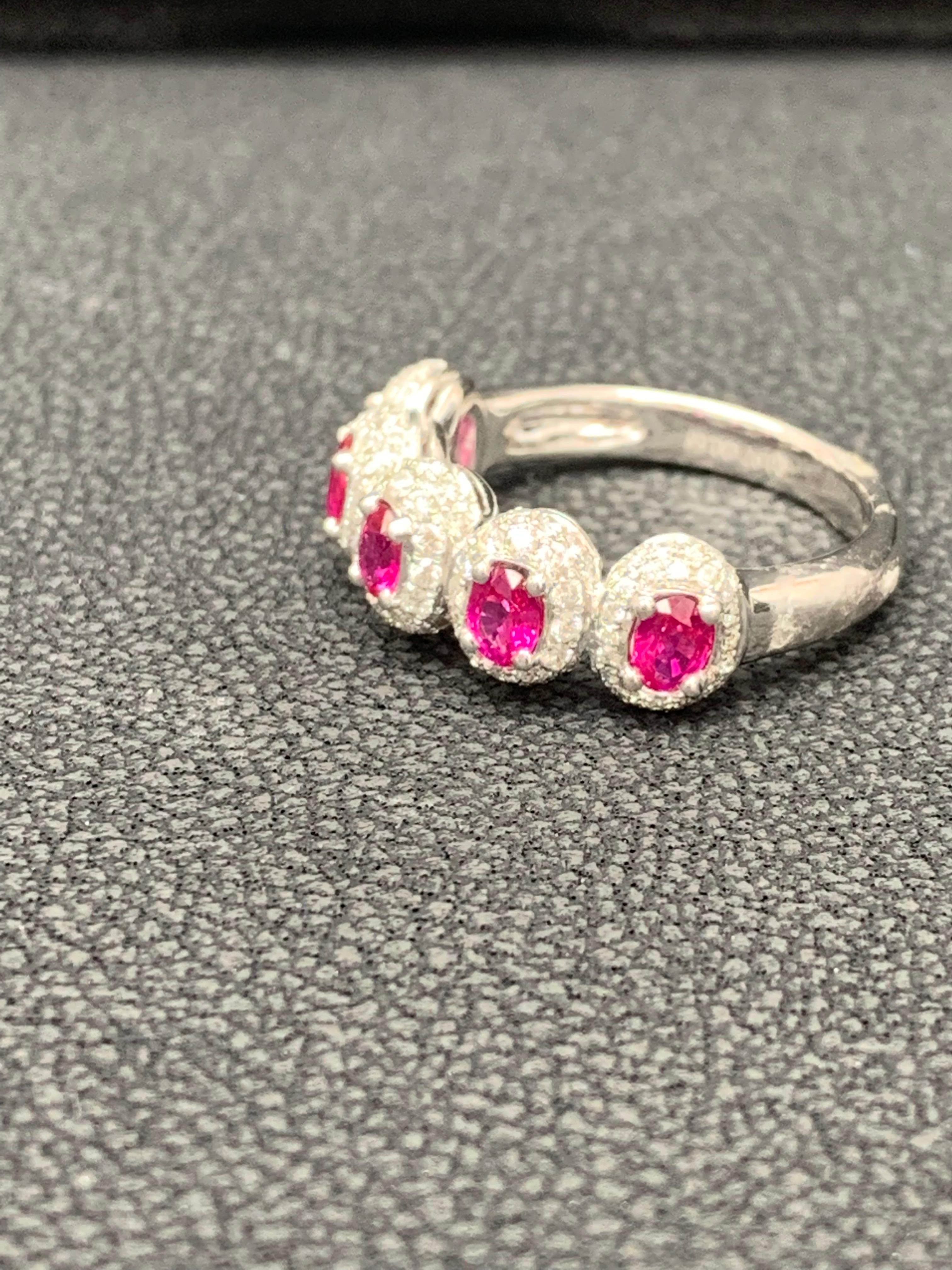 Grandeur Anillo de compromiso de oro blanco de 18 quilates con rubí oval de 1,15 quilates y diamantes Contemporáneo en venta