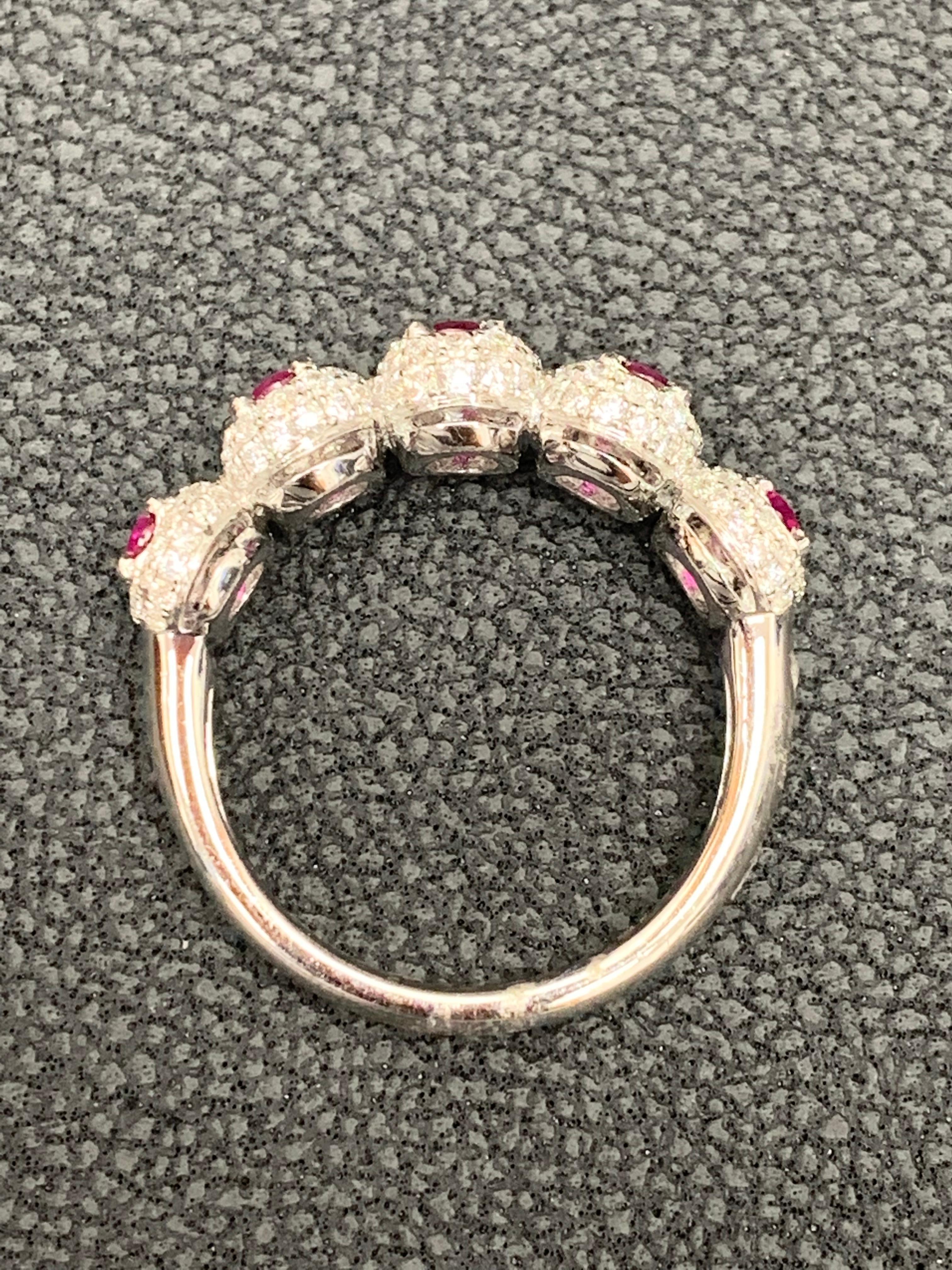 Grandeur Anillo de compromiso de oro blanco de 18 quilates con rubí oval de 1,15 quilates y diamantes en venta 1